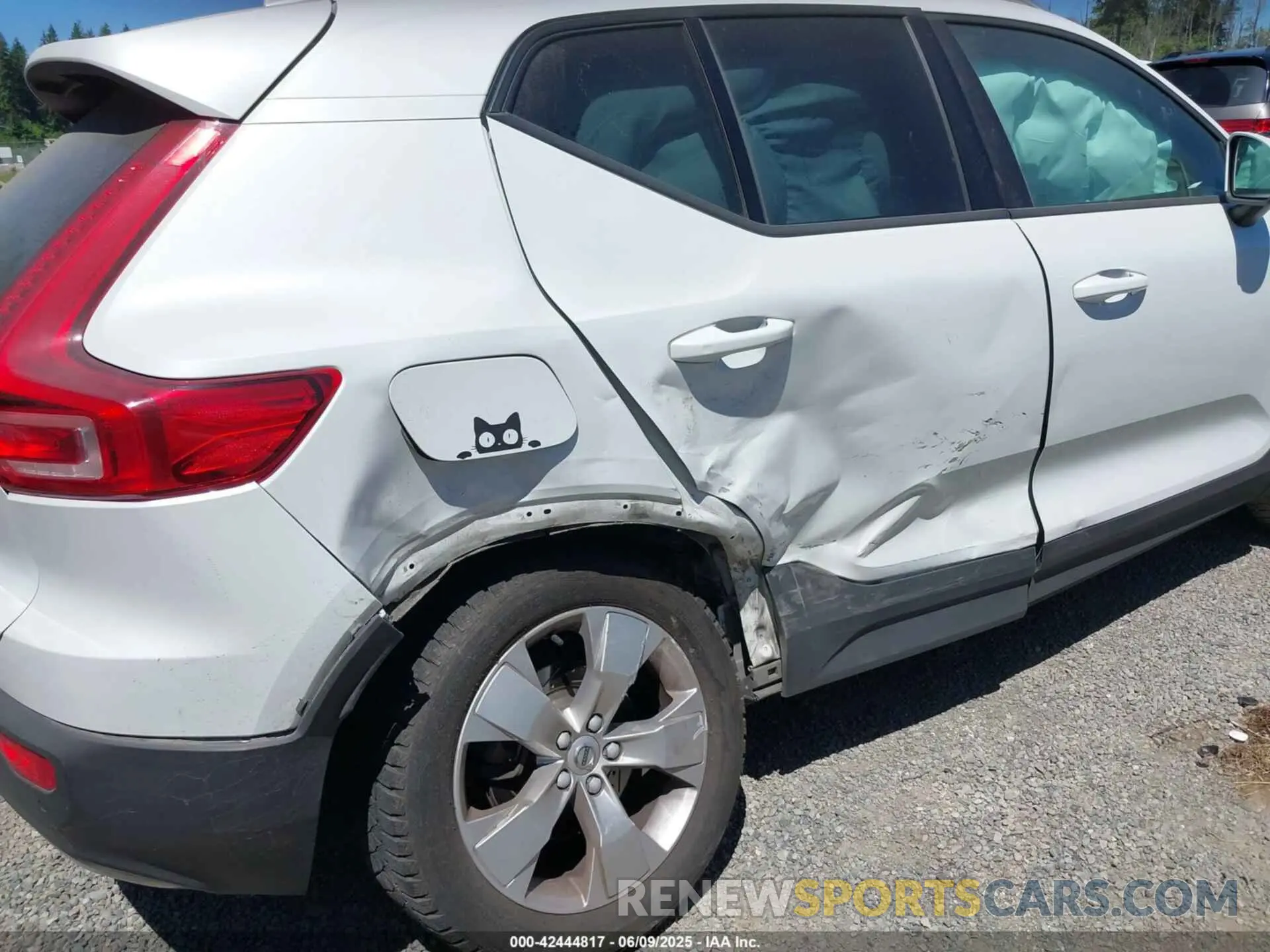 6 Photograph of a damaged car YV4162UK5M2485995 VOLVO XC40 2021