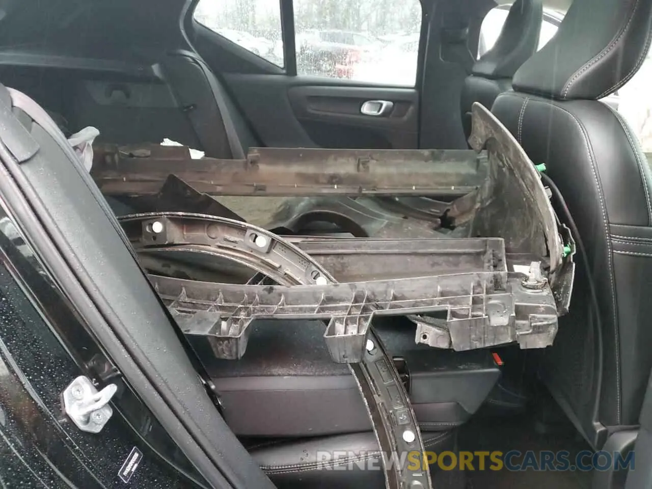 10 Photograph of a damaged car YV4162UK8M2420266 VOLVO XC40 2021