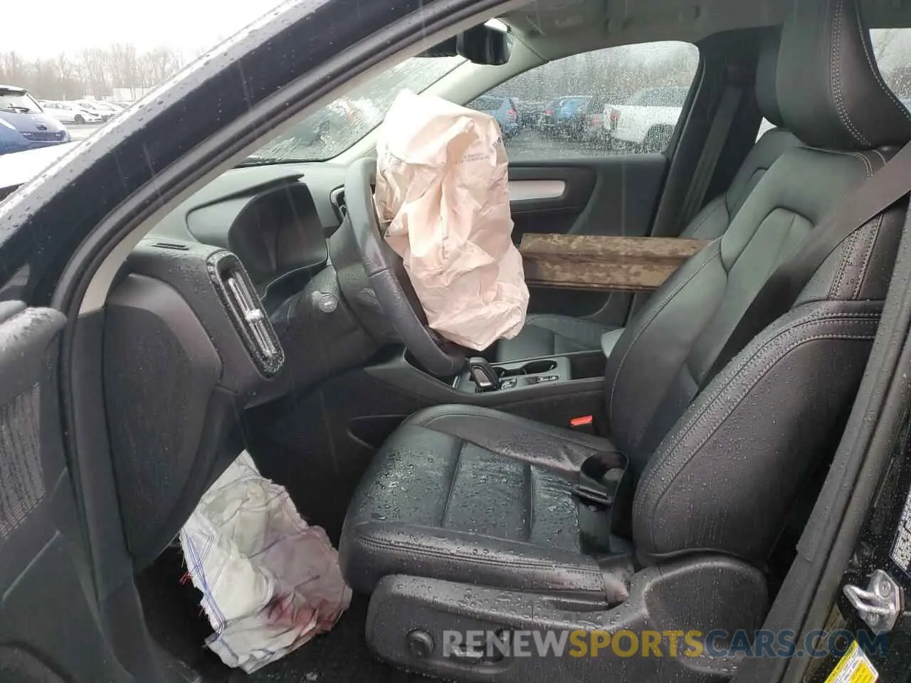 7 Photograph of a damaged car YV4162UK8M2420266 VOLVO XC40 2021