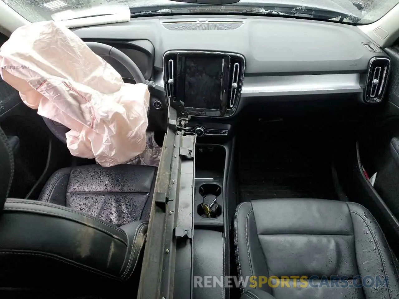 8 Photograph of a damaged car YV4162UK8M2420266 VOLVO XC40 2021