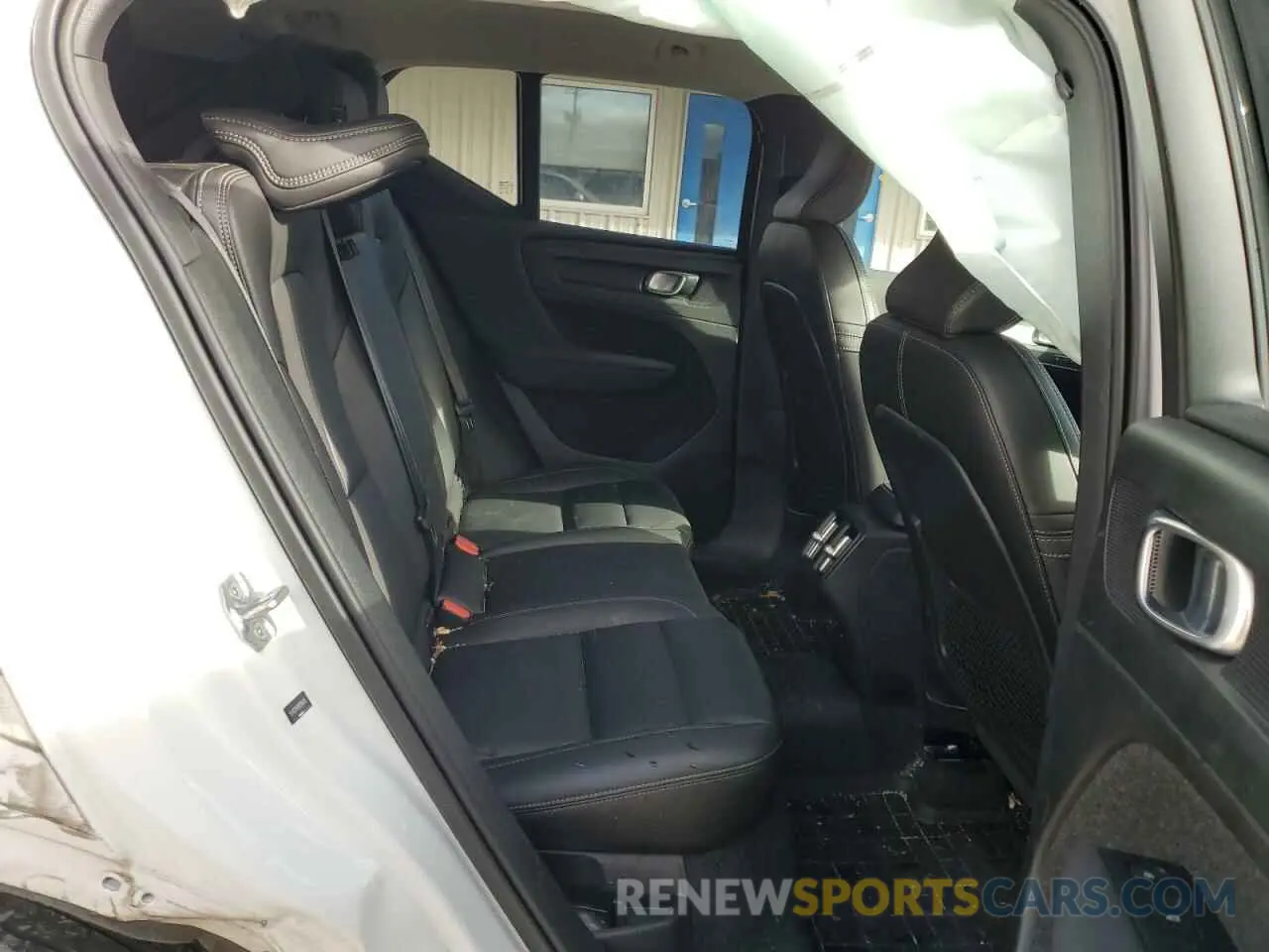 11 Photograph of a damaged car YV4162UK8M2564111 VOLVO XC40 2021