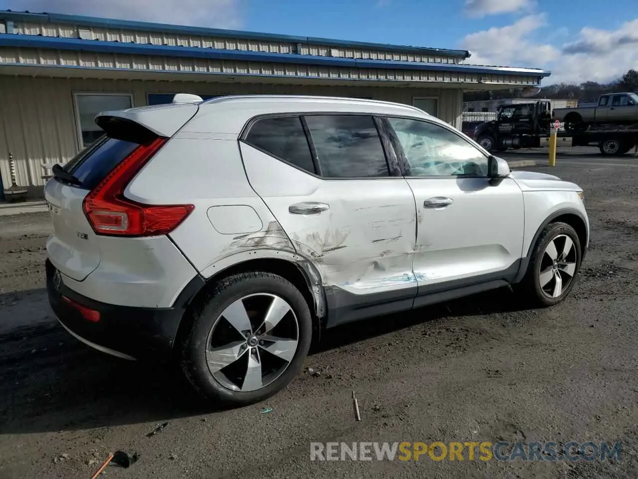 3 Photograph of a damaged car YV4162UK8M2564111 VOLVO XC40 2021