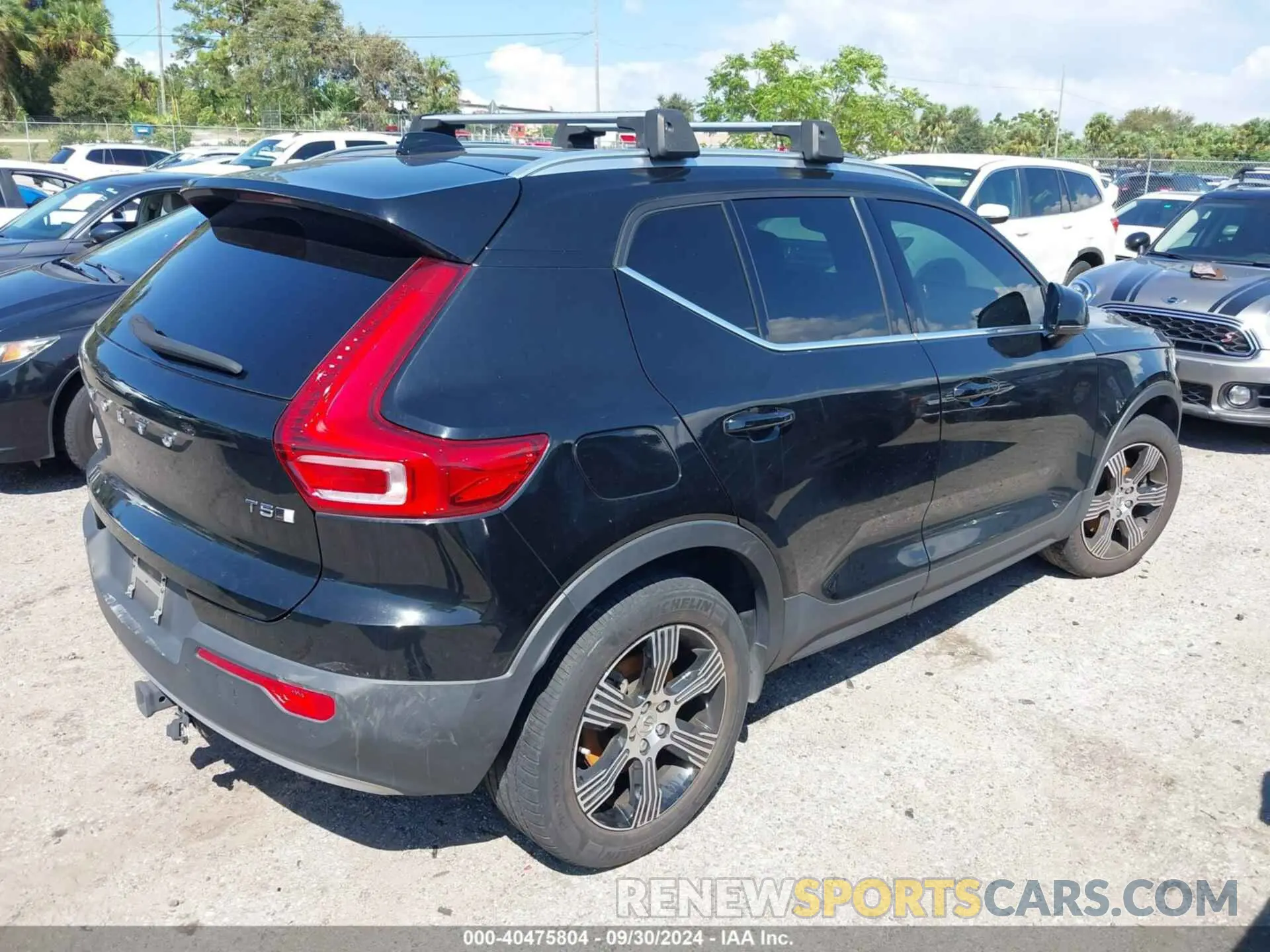 4 Photograph of a damaged car YV4162UL3M2526438 VOLVO XC40 2021