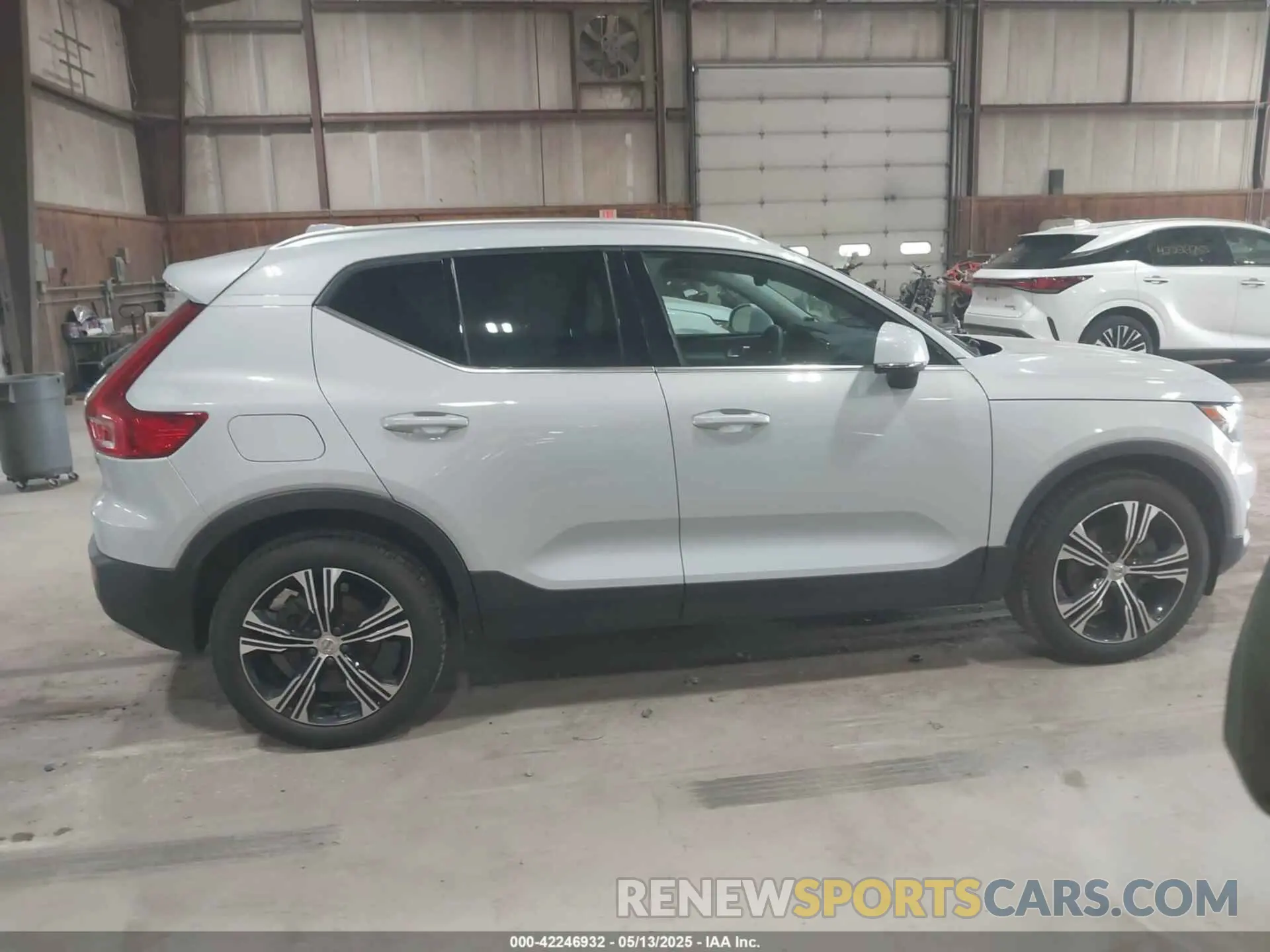 13 Photograph of a damaged car YV4162UL7M2432305 VOLVO XC40 2021