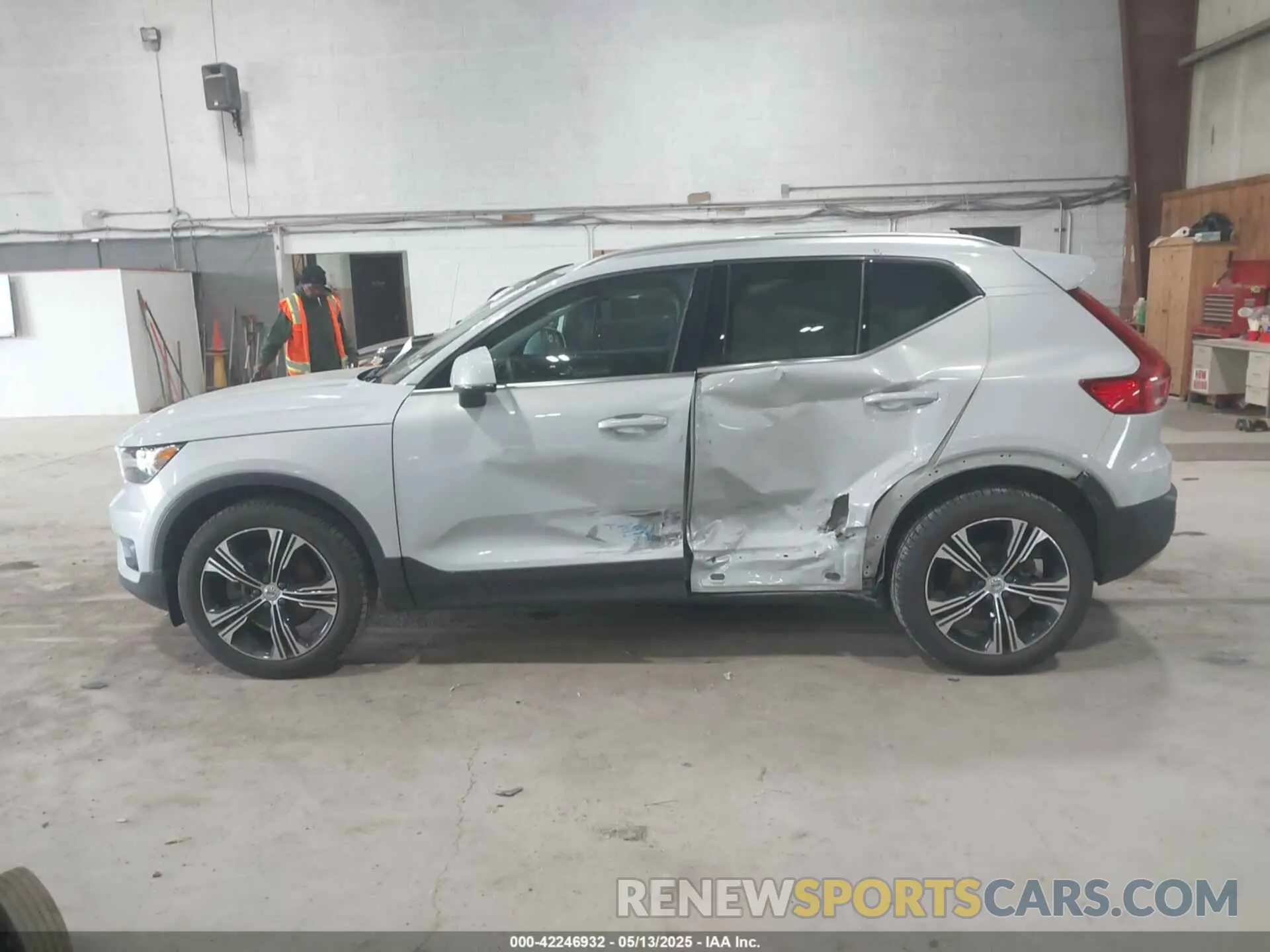 14 Photograph of a damaged car YV4162UL7M2432305 VOLVO XC40 2021