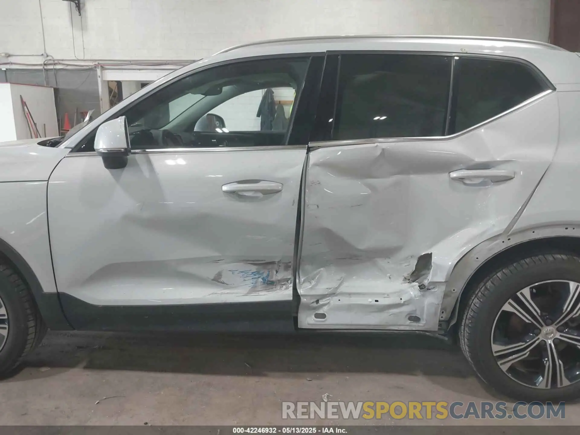 6 Photograph of a damaged car YV4162UL7M2432305 VOLVO XC40 2021