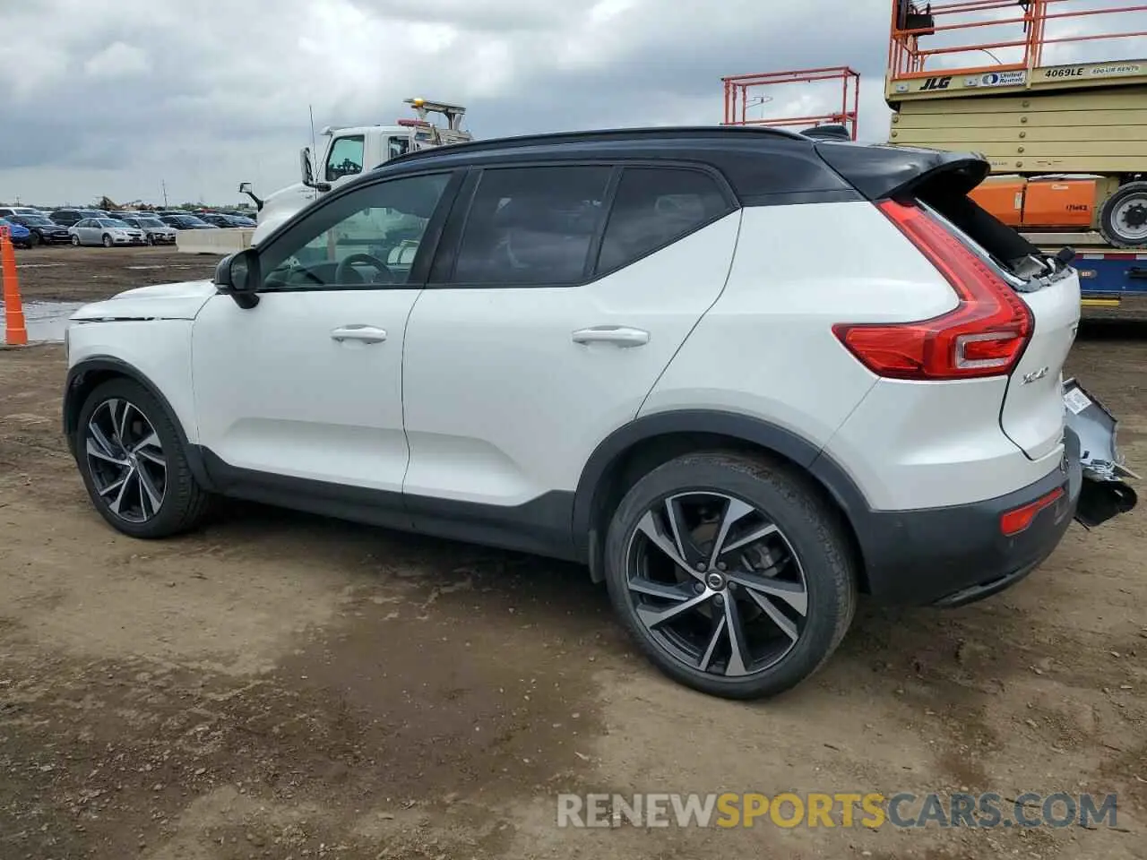 2 Photograph of a damaged car YV4162UM1M2422135 VOLVO XC40 2021
