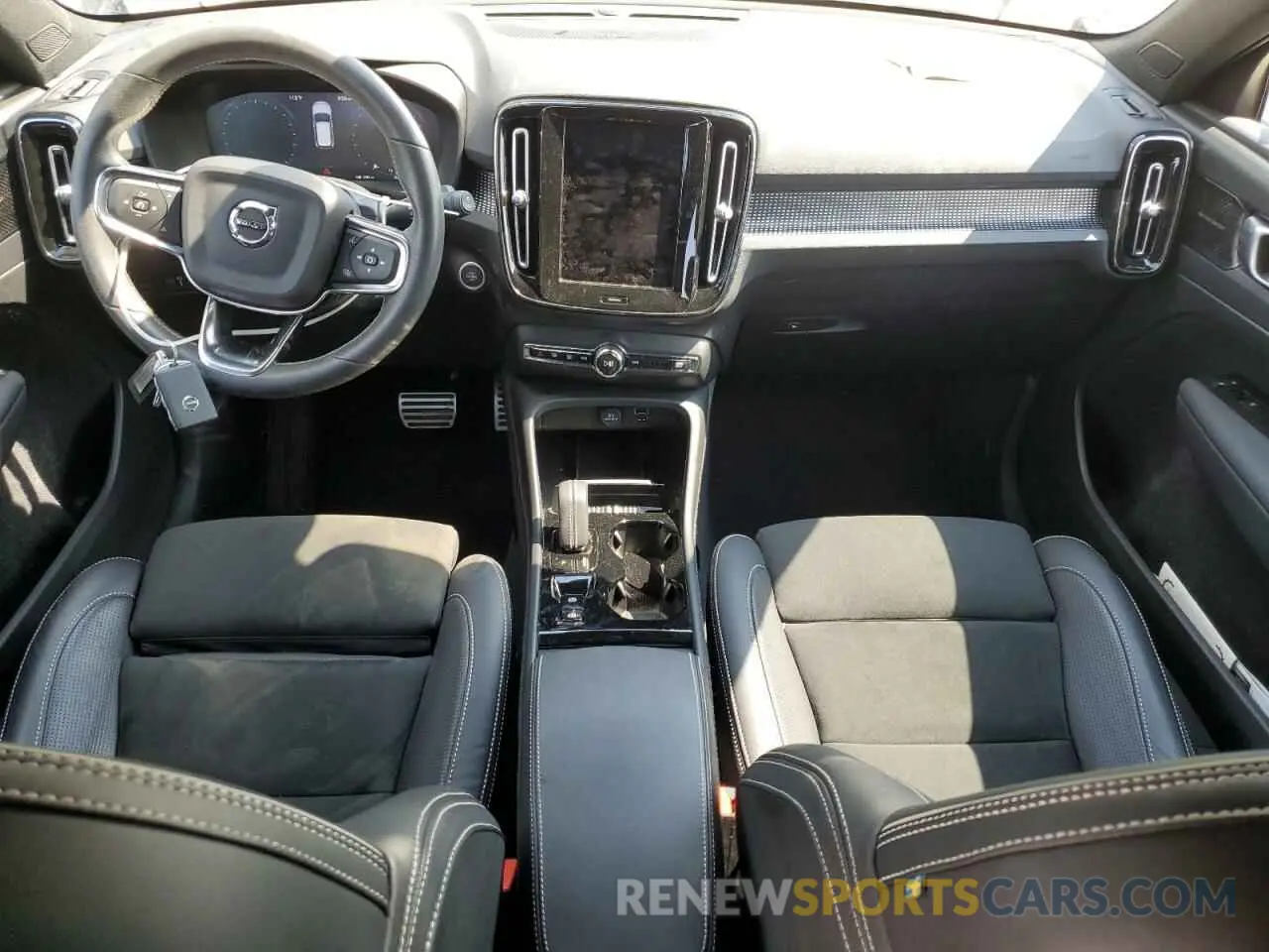 8 Photograph of a damaged car YV4162UM4M2493829 VOLVO XC40 2021