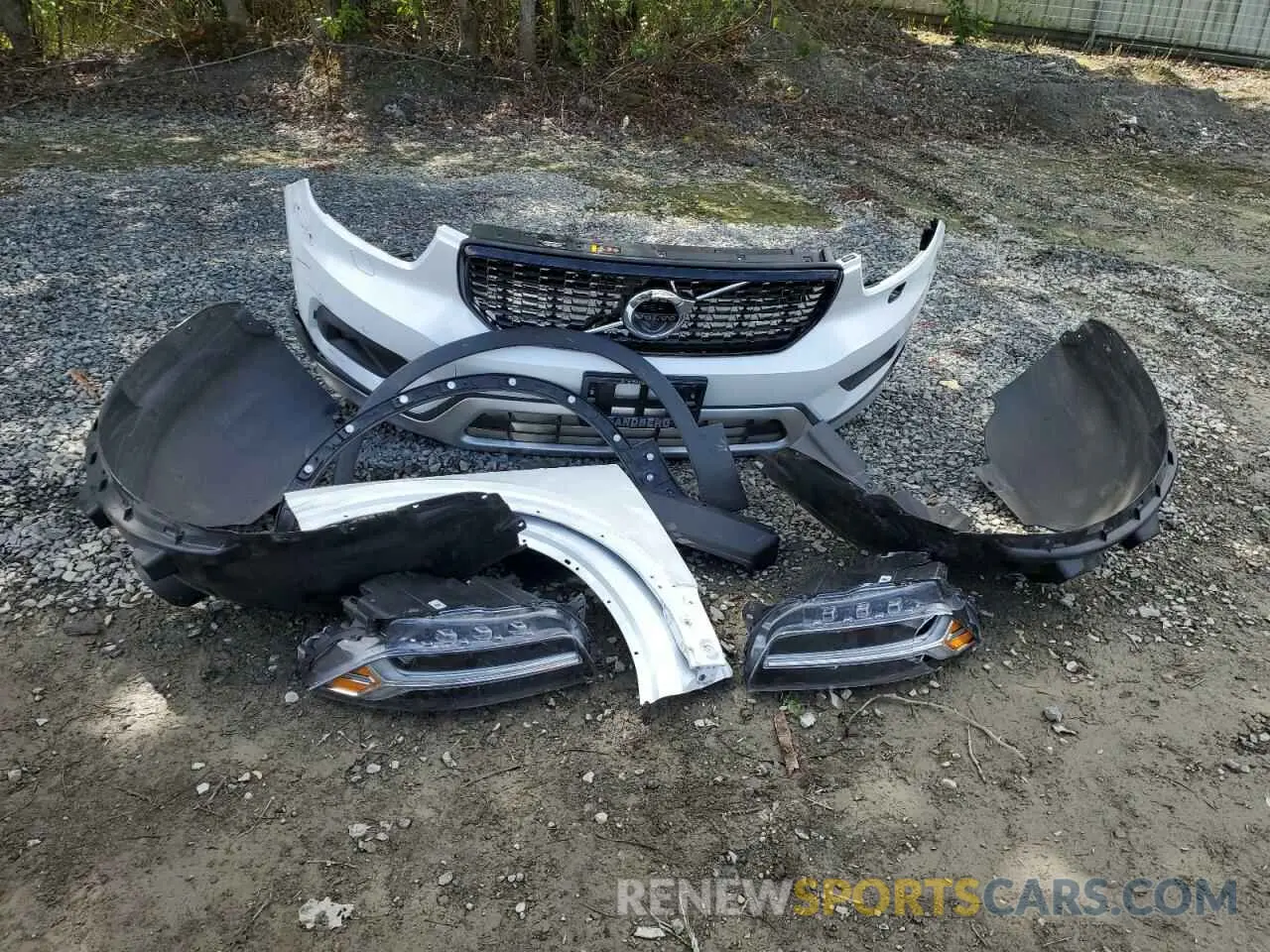 13 Photograph of a damaged car YV4162UM5M2604744 VOLVO XC40 2021