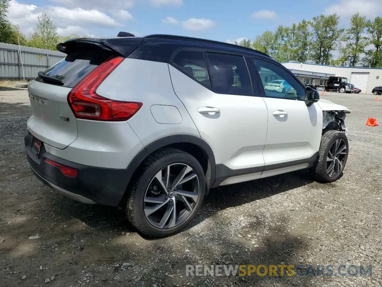 3 Photograph of a damaged car YV4162UM5M2604744 VOLVO XC40 2021