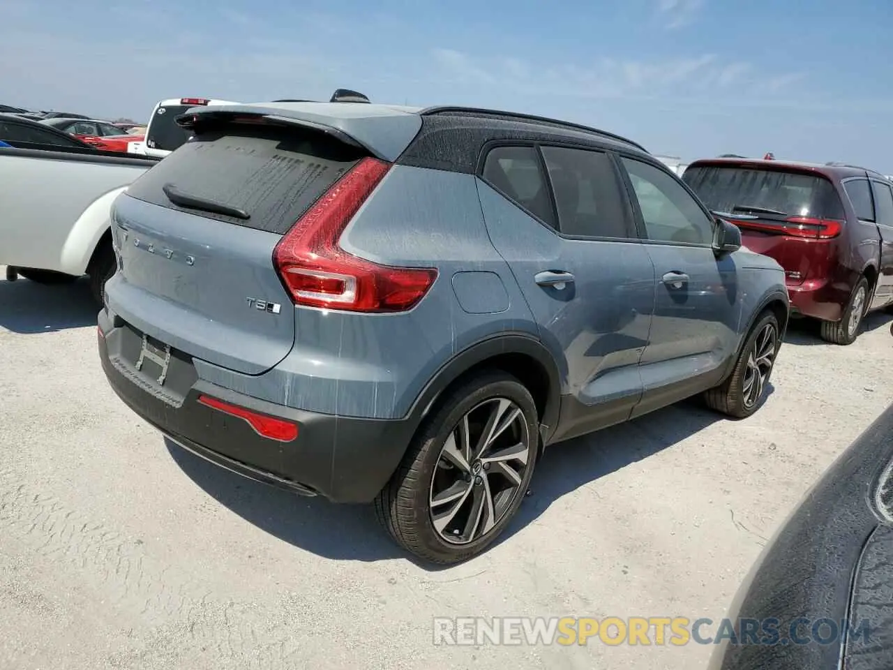3 Photograph of a damaged car YV4162UM8M2560657 VOLVO XC40 2021