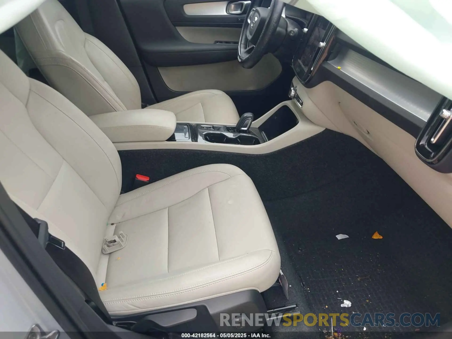 5 Photograph of a damaged car YV4AC2HKXM2464627 VOLVO XC40 2021