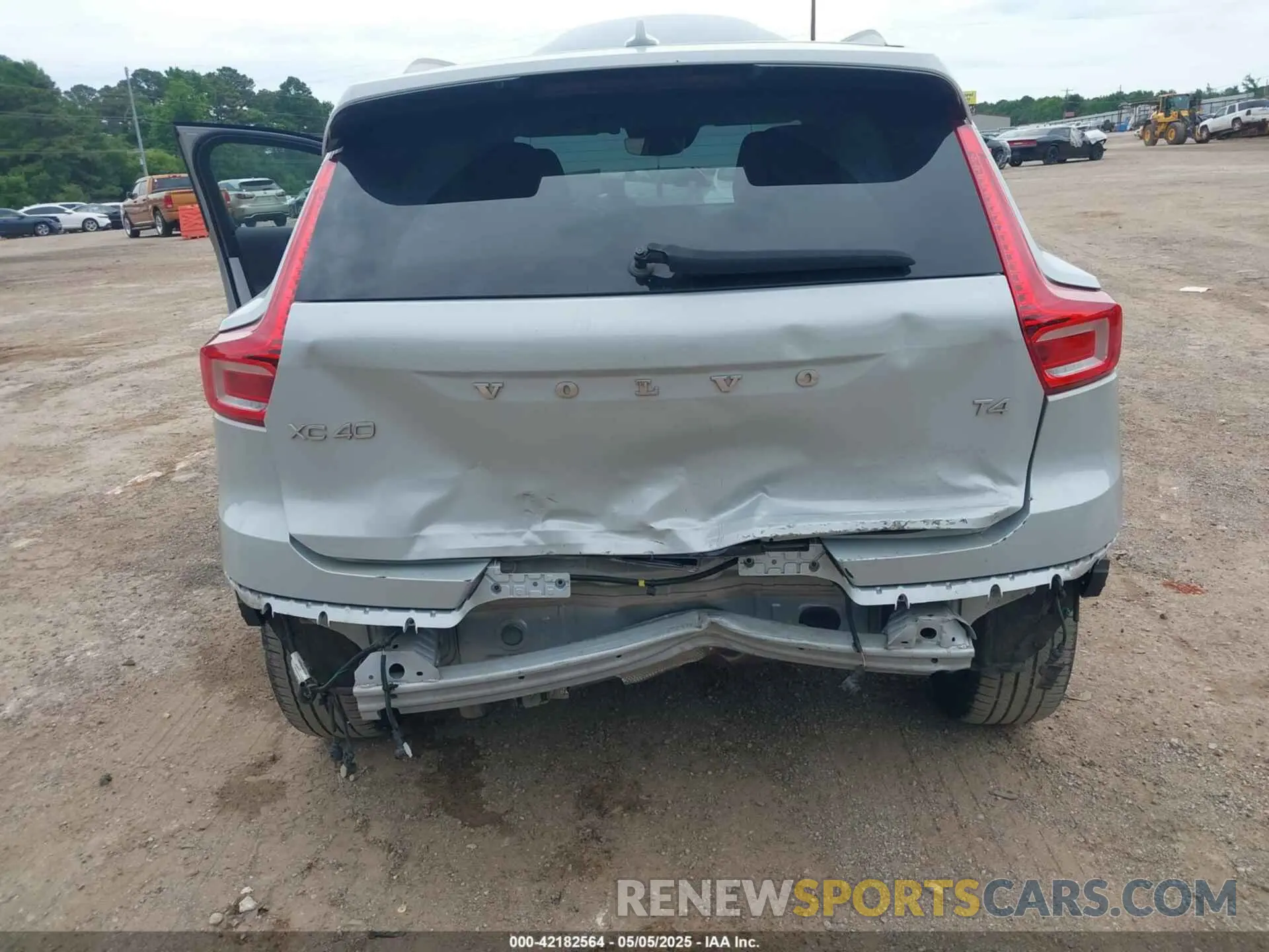 6 Photograph of a damaged car YV4AC2HKXM2464627 VOLVO XC40 2021