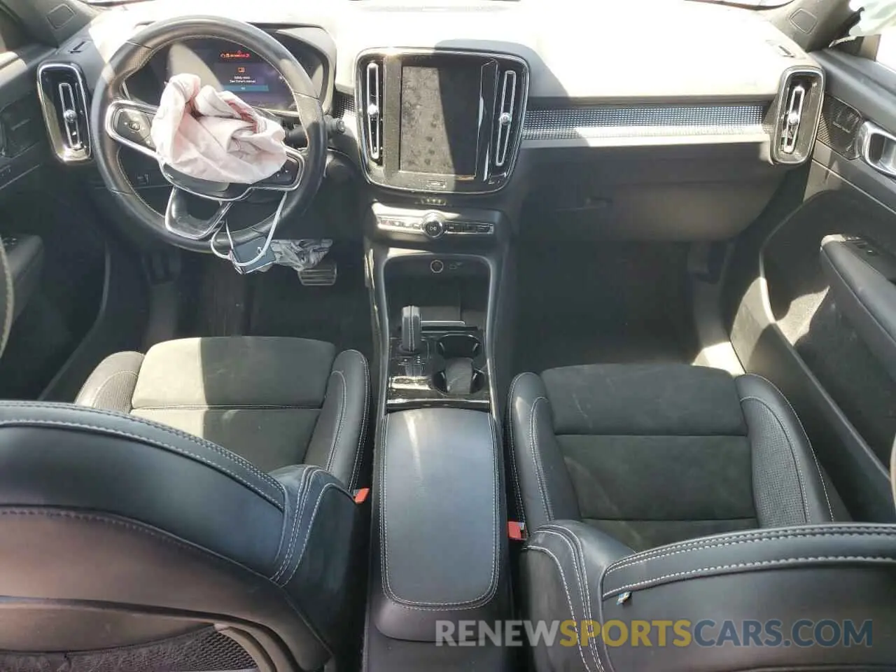 8 Photograph of a damaged car YV4ED3UR2M2558167 VOLVO XC40 2021