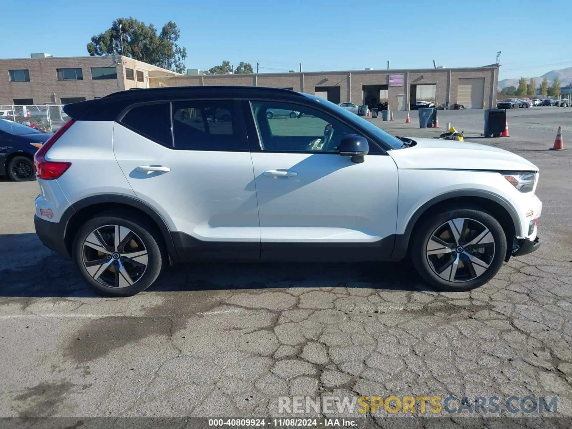 13 Photograph of a damaged car YV4ED3UR2M2587135 VOLVO XC40 2021