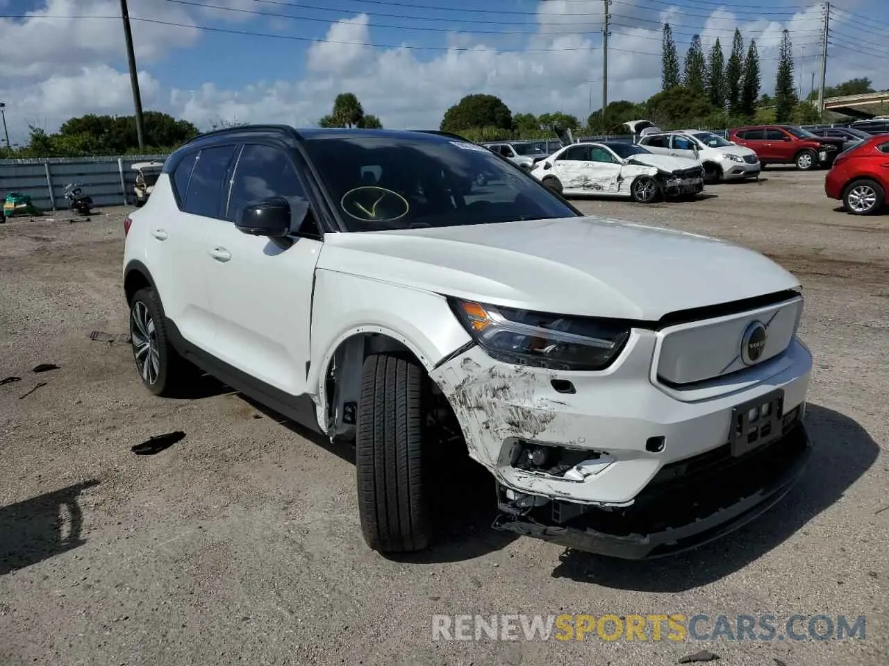 1 Фотография поврежденного автомобиля YV4ED3UR8M2528901 VOLVO XC40 2021