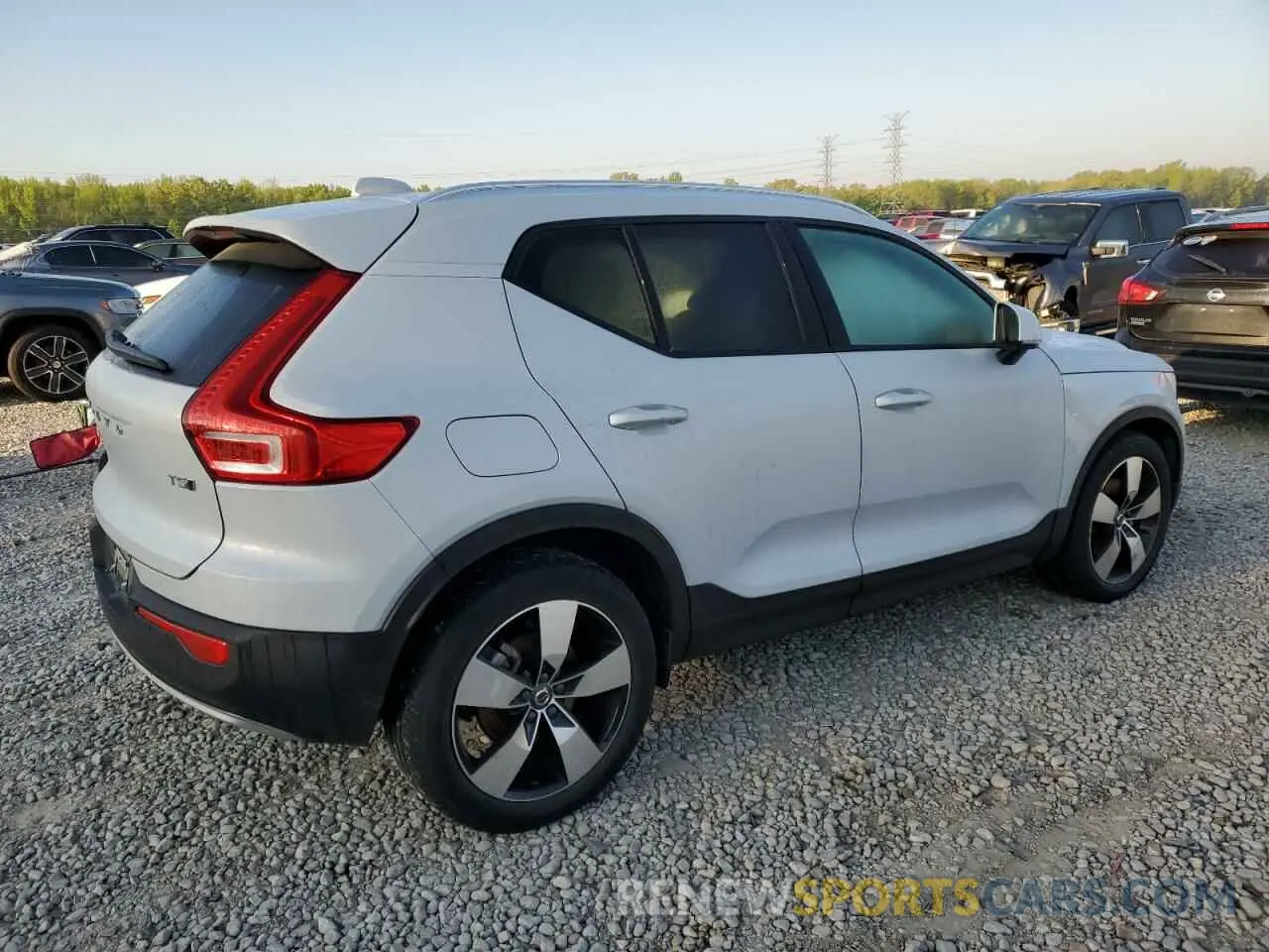3 Photograph of a damaged car YV4162UK3N2755663 VOLVO XC40 2022