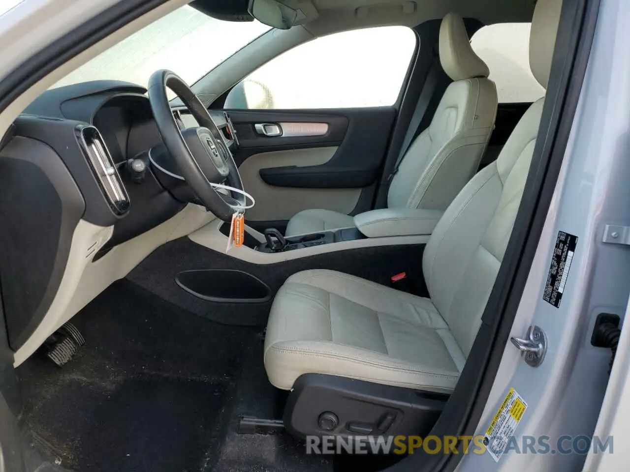 7 Photograph of a damaged car YV4162UK3N2755663 VOLVO XC40 2022
