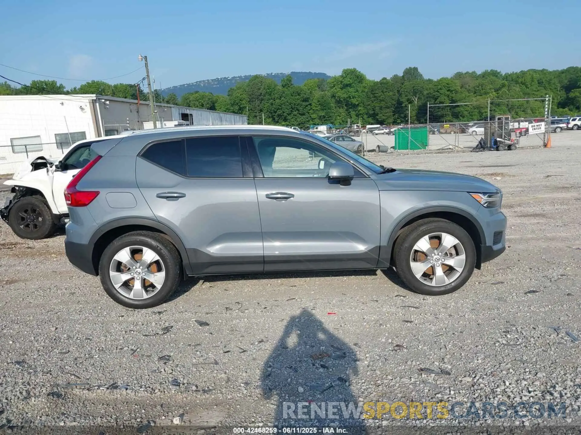 13 Photograph of a damaged car YV4162UK3N2758515 VOLVO XC40 2022
