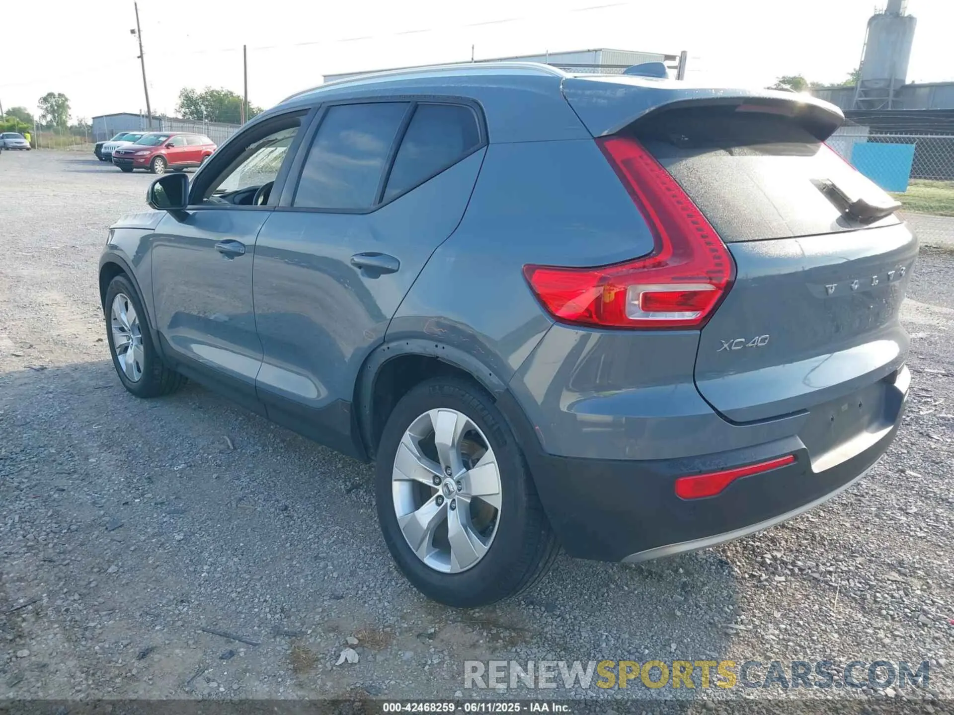 3 Photograph of a damaged car YV4162UK3N2758515 VOLVO XC40 2022