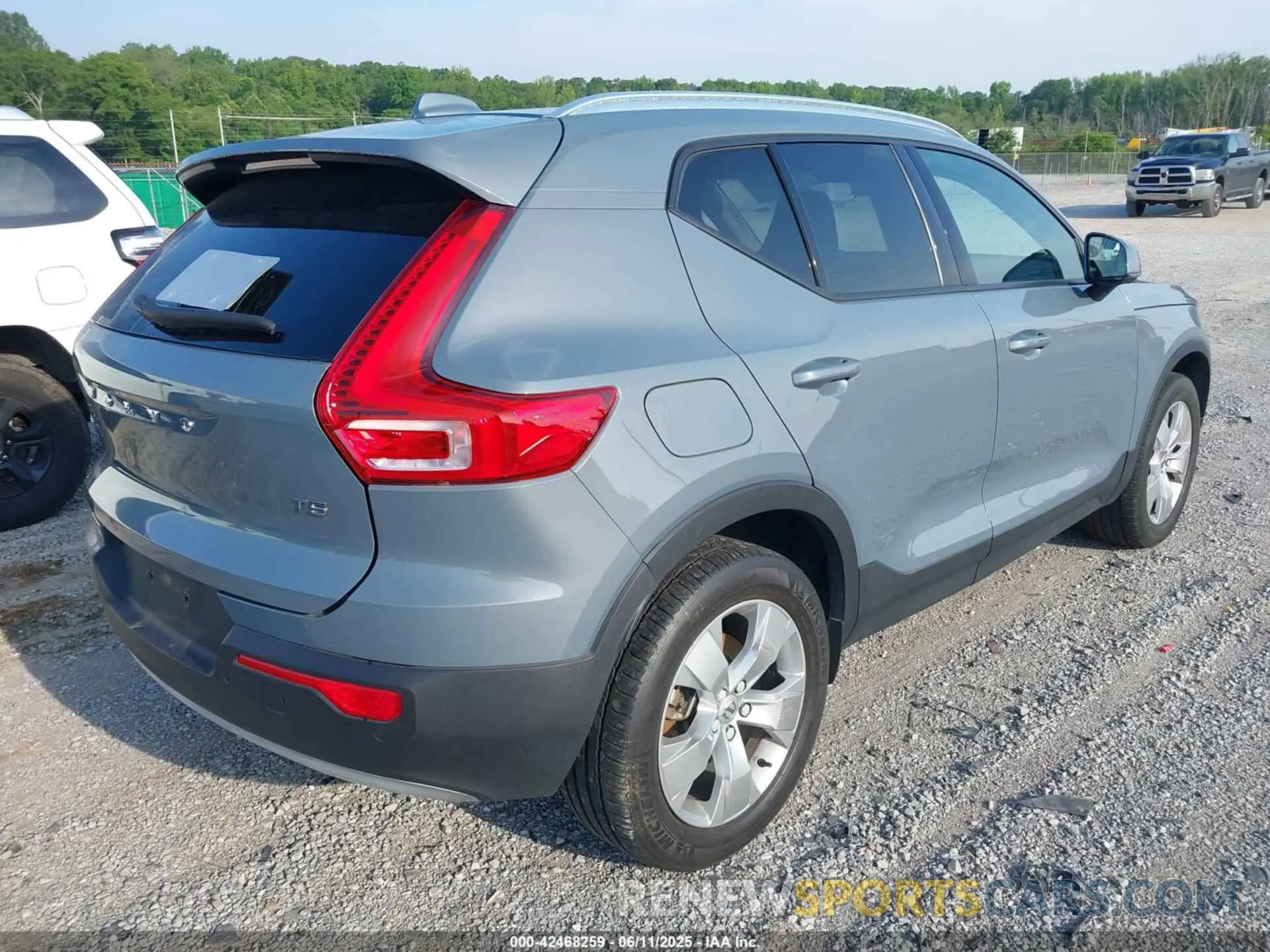 4 Photograph of a damaged car YV4162UK3N2758515 VOLVO XC40 2022