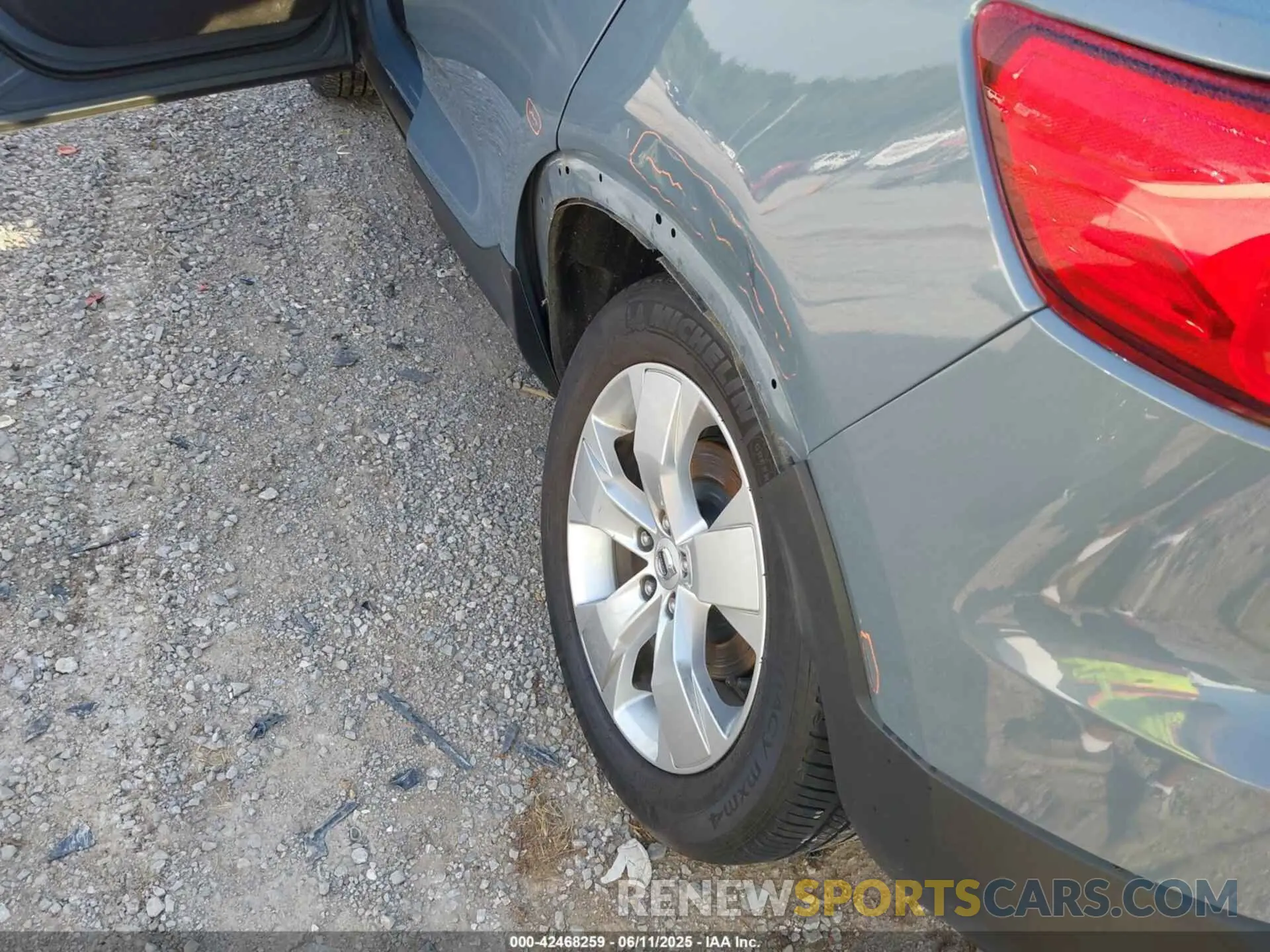 6 Photograph of a damaged car YV4162UK3N2758515 VOLVO XC40 2022