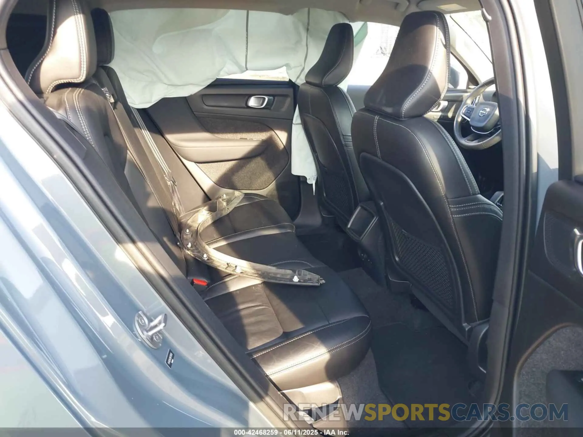 8 Photograph of a damaged car YV4162UK3N2758515 VOLVO XC40 2022