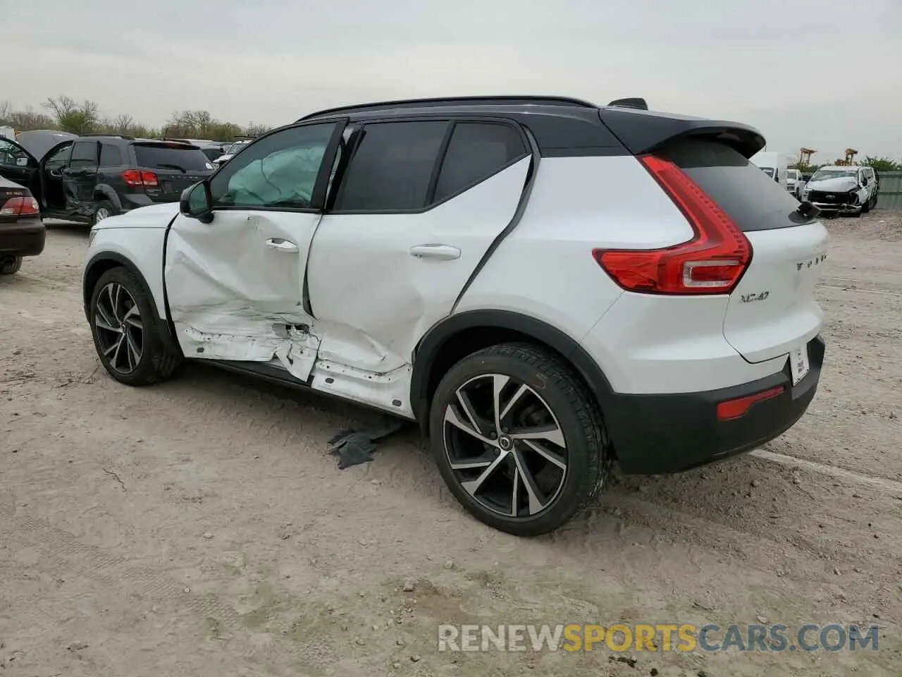 2 Photograph of a damaged car YV4162UM1N2648449 VOLVO XC40 2022