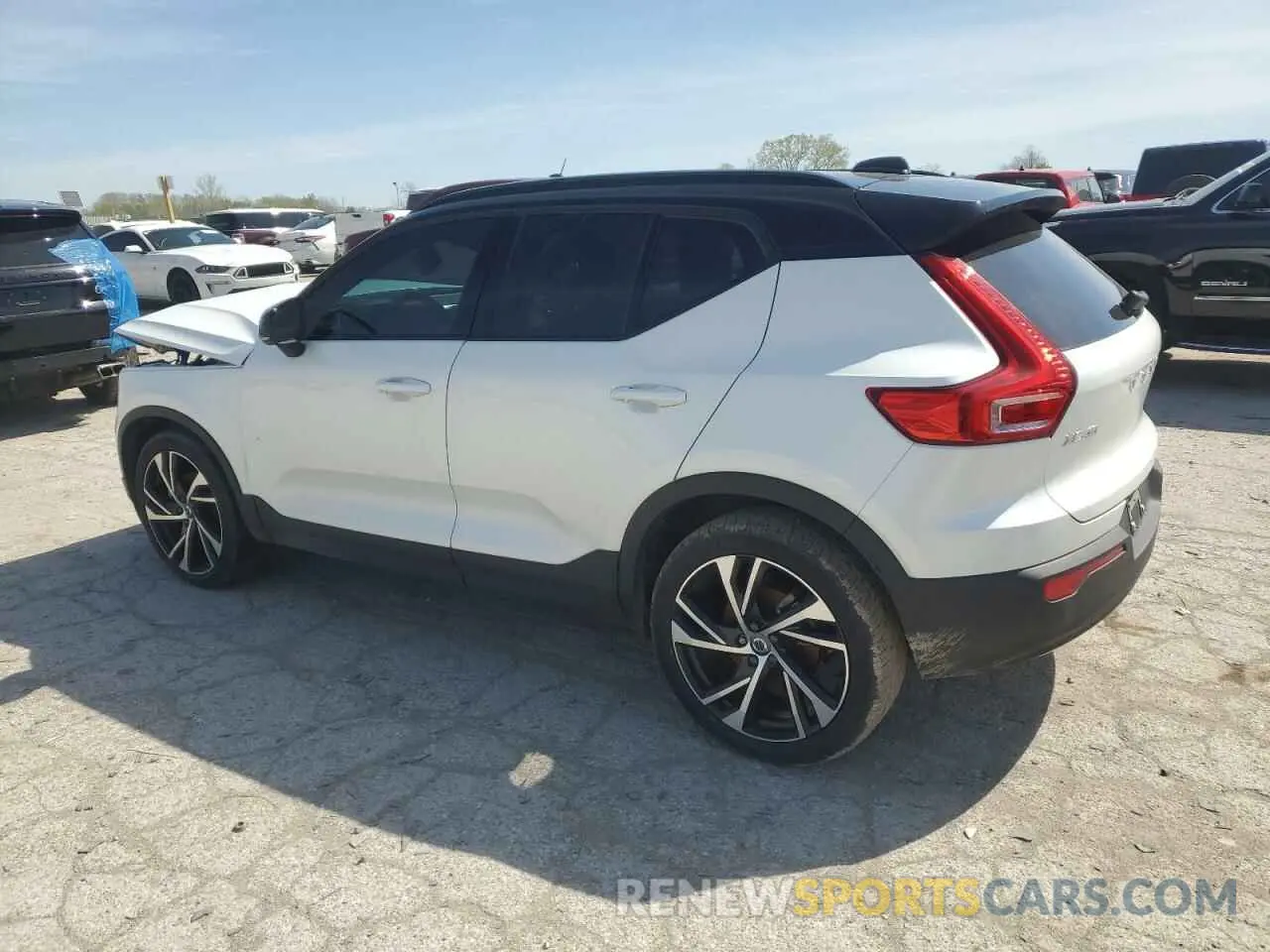 2 Photograph of a damaged car YV4162UM8N2694604 VOLVO XC40 2022