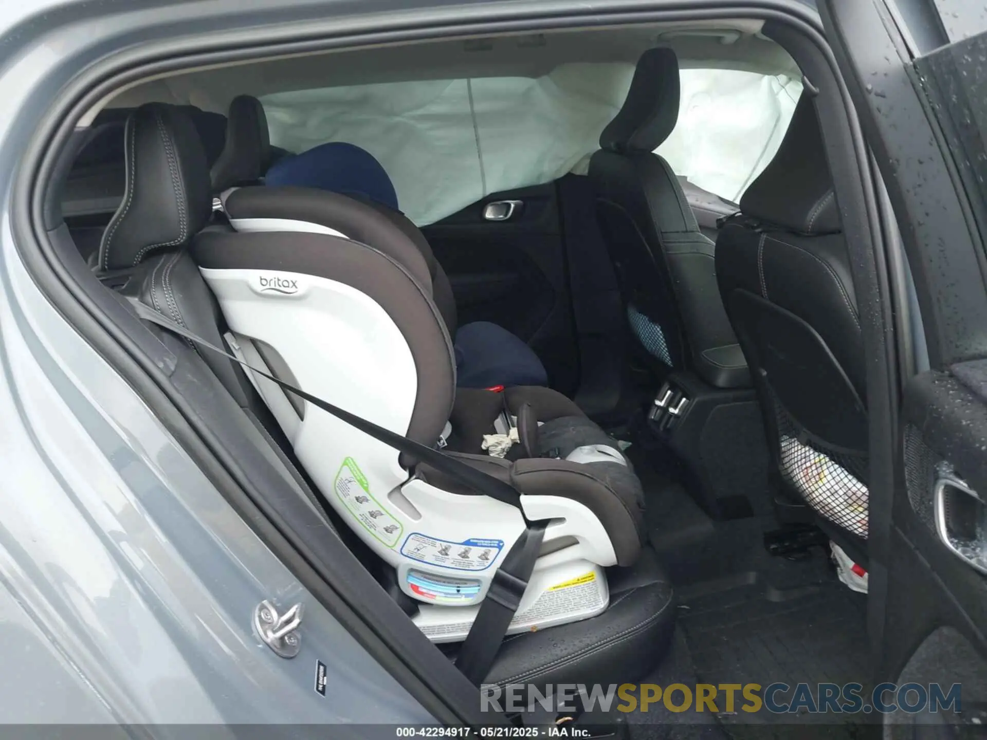 10 Photograph of a damaged car YV4L12UAXP2025895 VOLVO XC40 2023