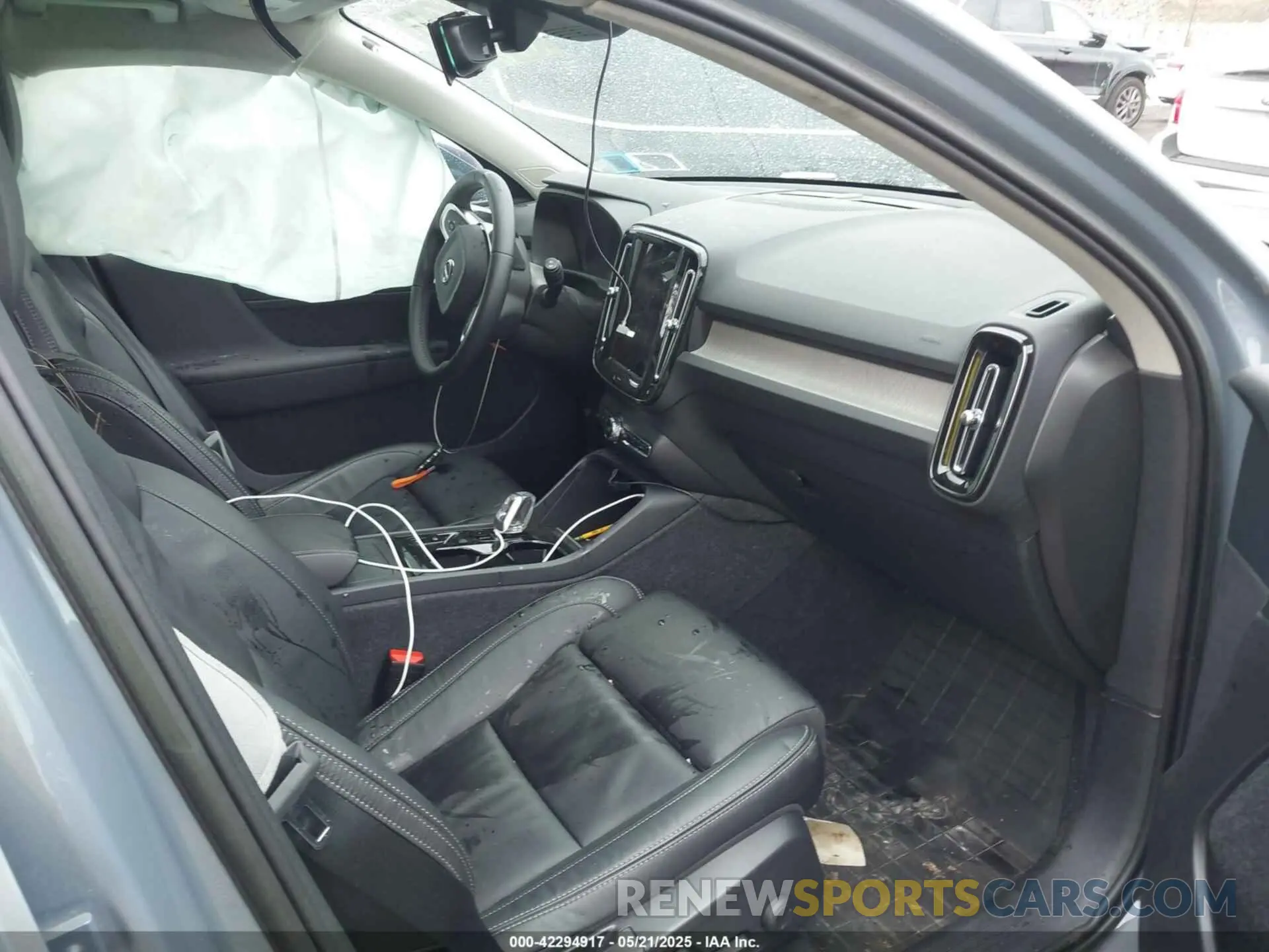 5 Photograph of a damaged car YV4L12UAXP2025895 VOLVO XC40 2023