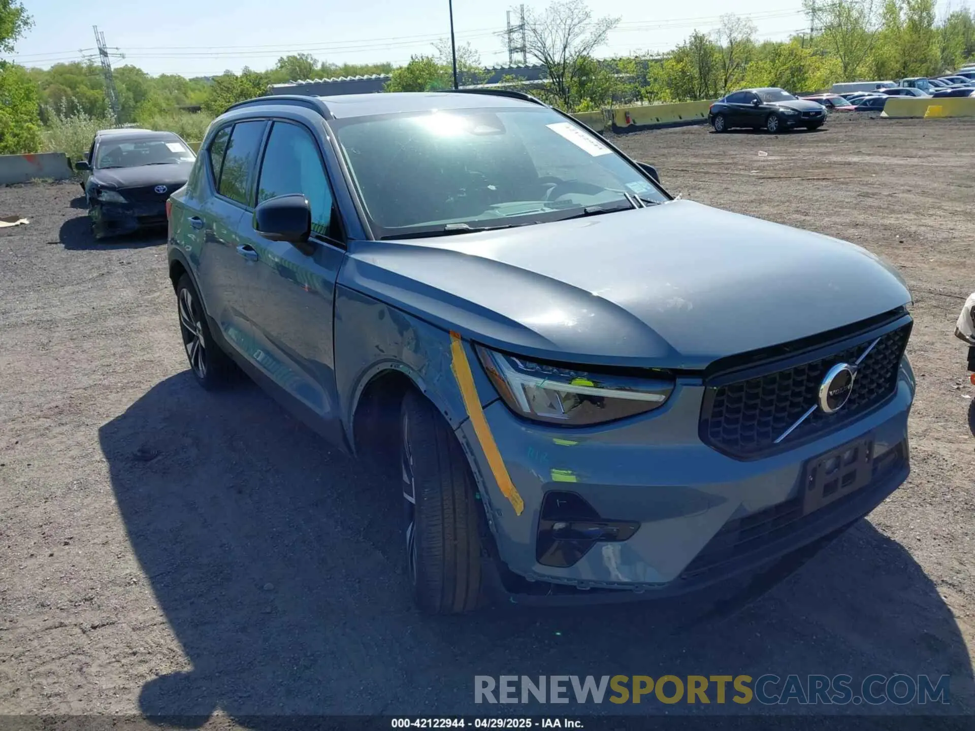 1 Photograph of a damaged car YV4L12UW6P2091677 VOLVO XC40 2023