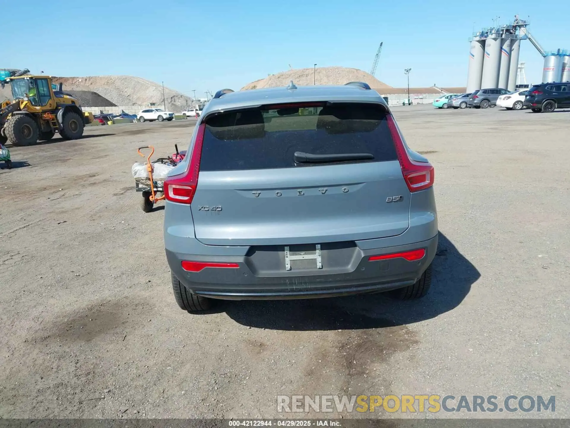 16 Photograph of a damaged car YV4L12UW6P2091677 VOLVO XC40 2023