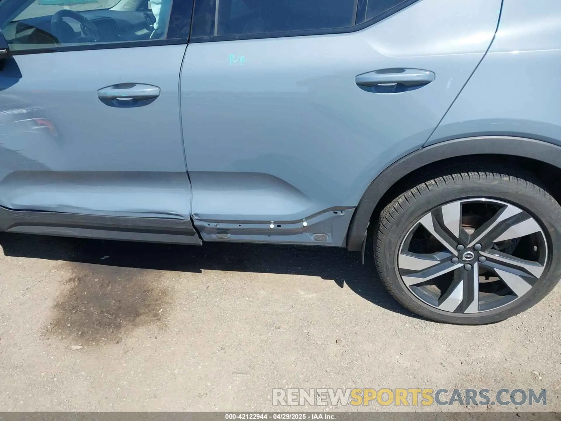 18 Photograph of a damaged car YV4L12UW6P2091677 VOLVO XC40 2023