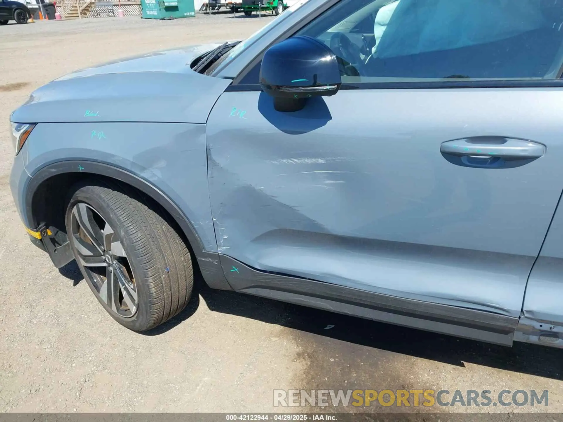 19 Photograph of a damaged car YV4L12UW6P2091677 VOLVO XC40 2023