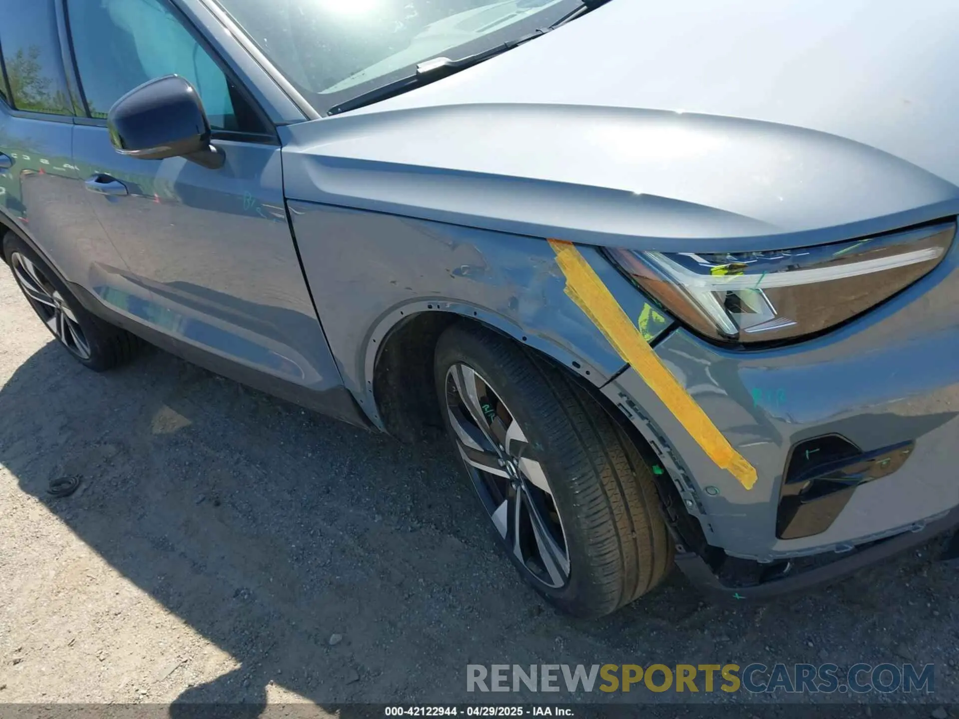 21 Photograph of a damaged car YV4L12UW6P2091677 VOLVO XC40 2023
