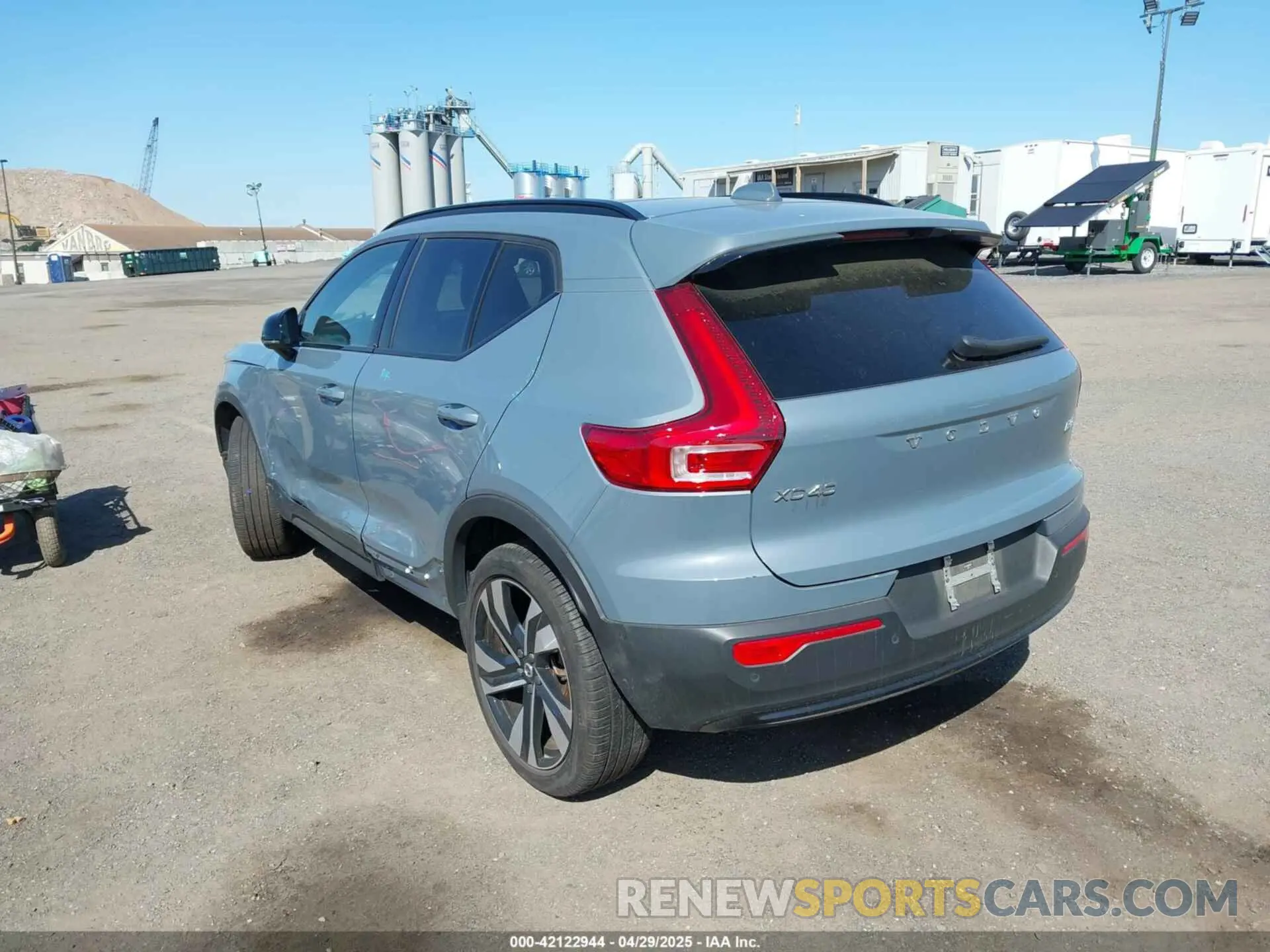 3 Photograph of a damaged car YV4L12UW6P2091677 VOLVO XC40 2023