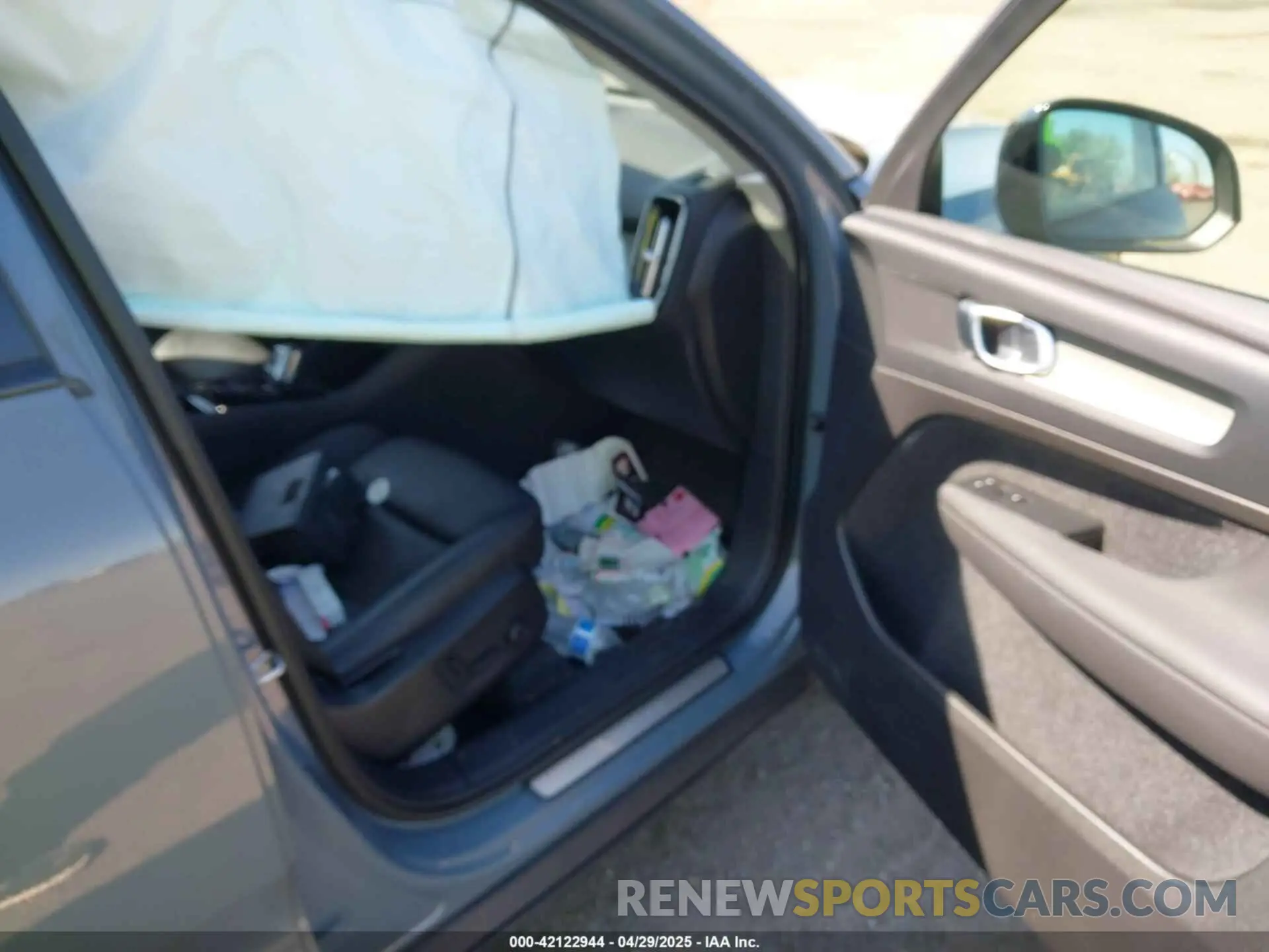 5 Photograph of a damaged car YV4L12UW6P2091677 VOLVO XC40 2023