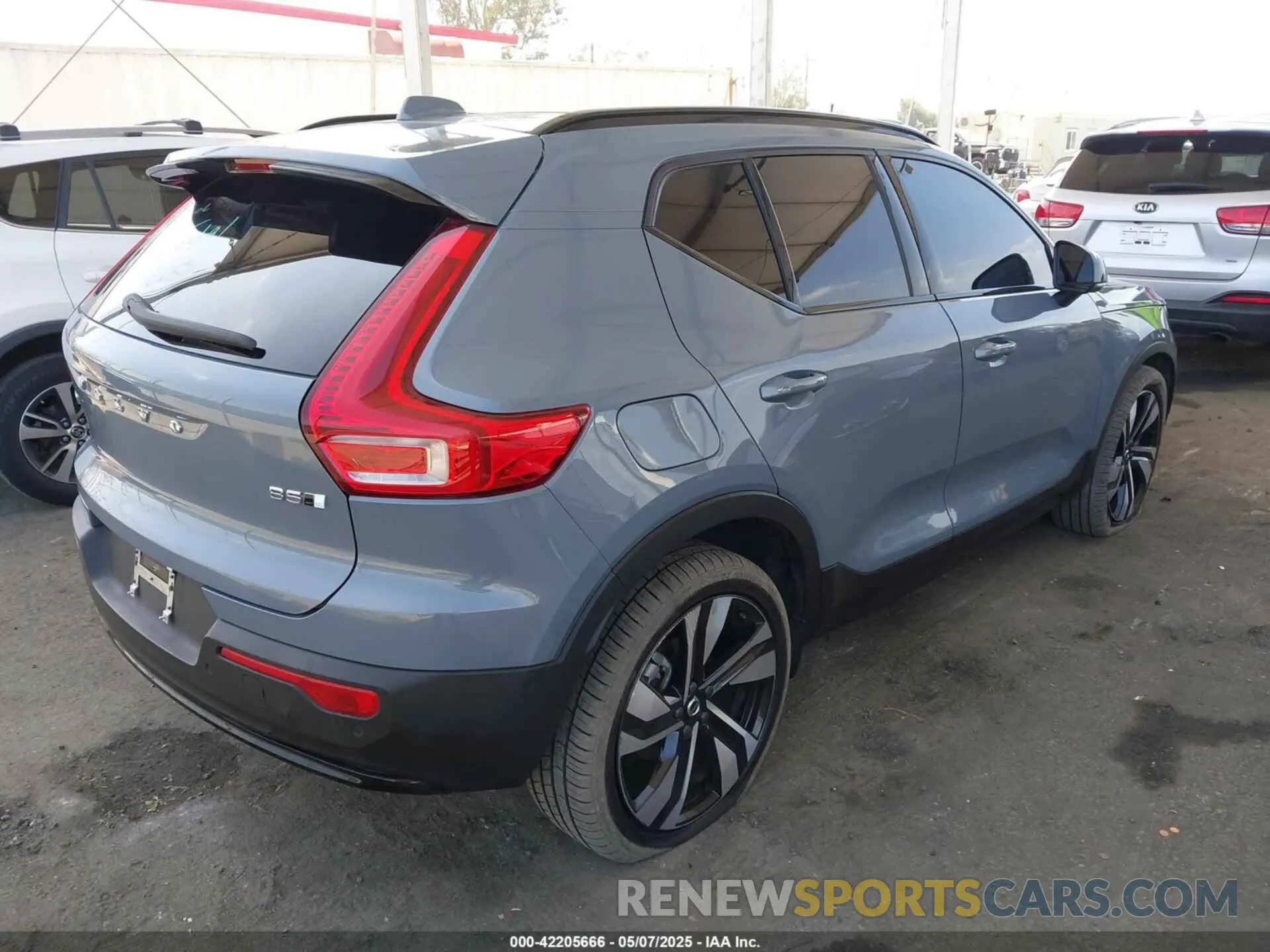 4 Photograph of a damaged car YV4L12UX9P2952245 VOLVO XC40 2023
