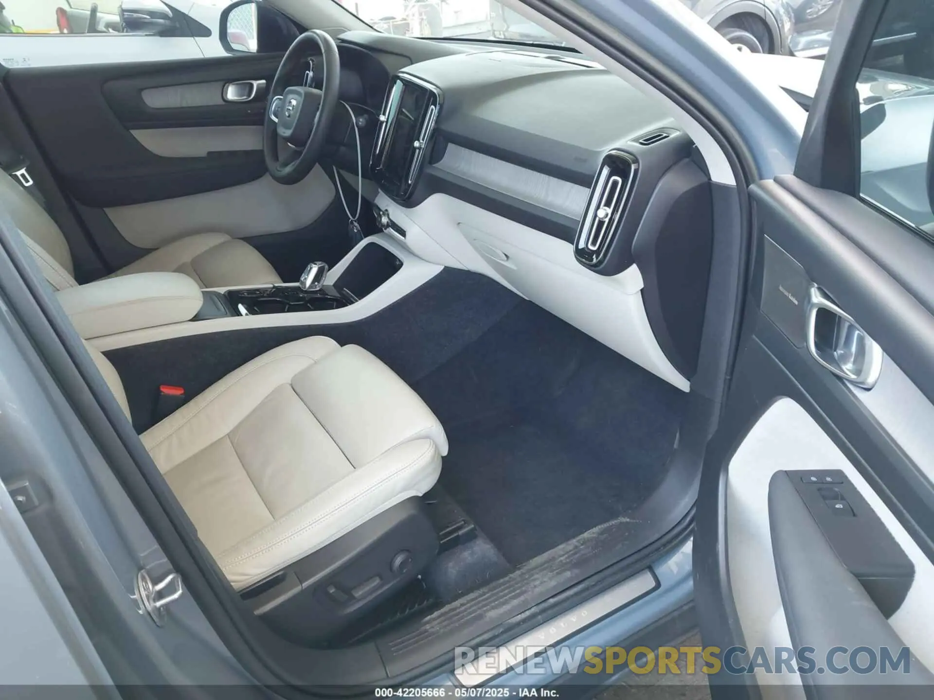 5 Photograph of a damaged car YV4L12UX9P2952245 VOLVO XC40 2023