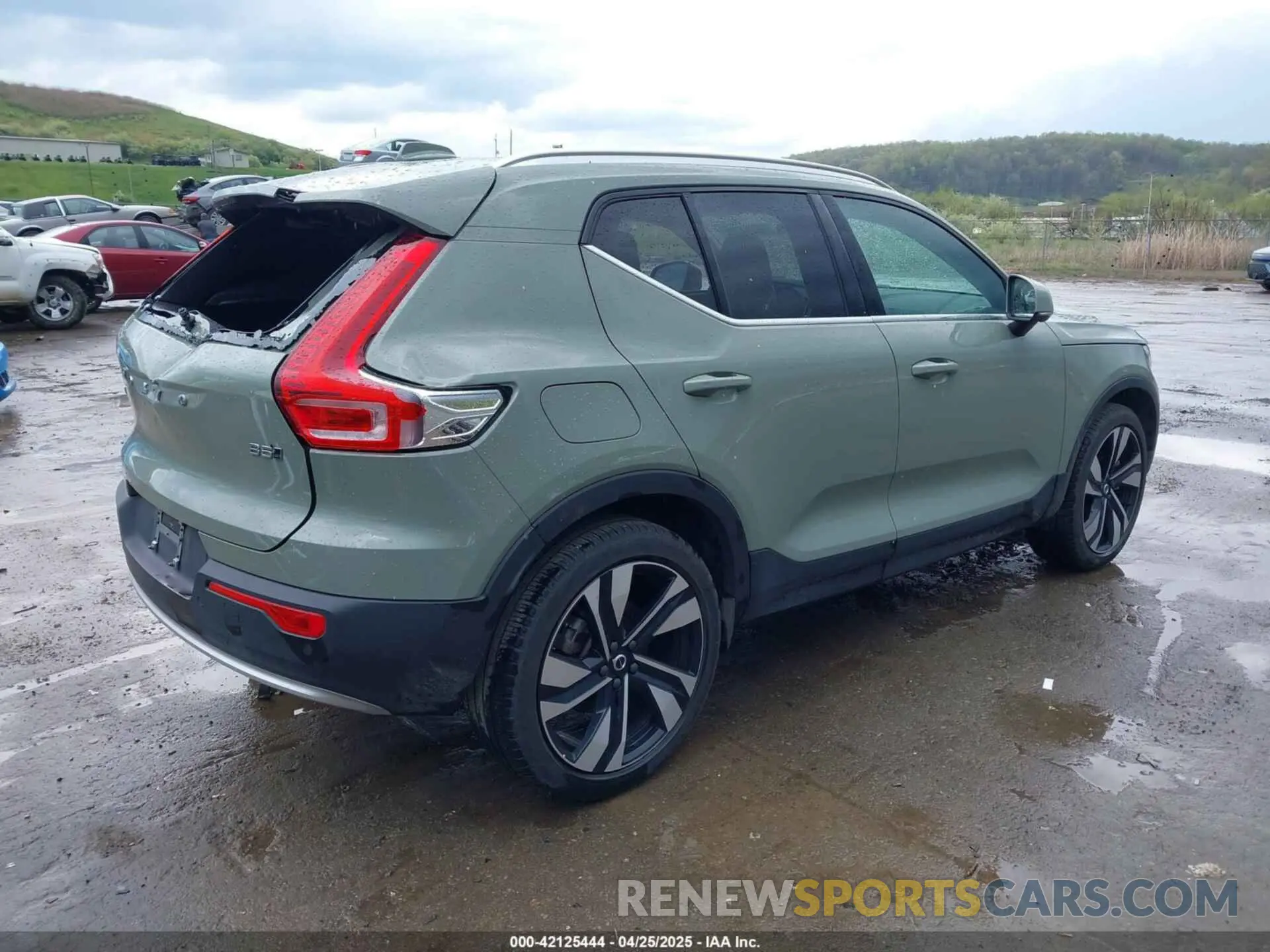4 Photograph of a damaged car YV4L12UF3R2260539 VOLVO XC40 2024