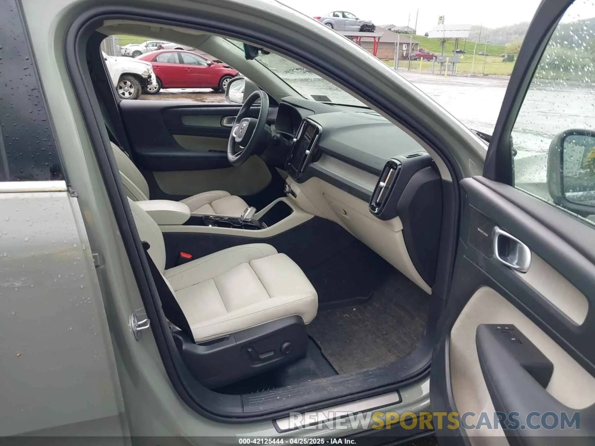 5 Photograph of a damaged car YV4L12UF3R2260539 VOLVO XC40 2024