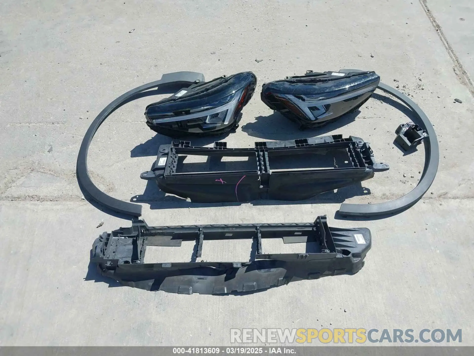 12 Фотография поврежденного автомобиля YV4L12UK5R2226924 VOLVO XC40 2024