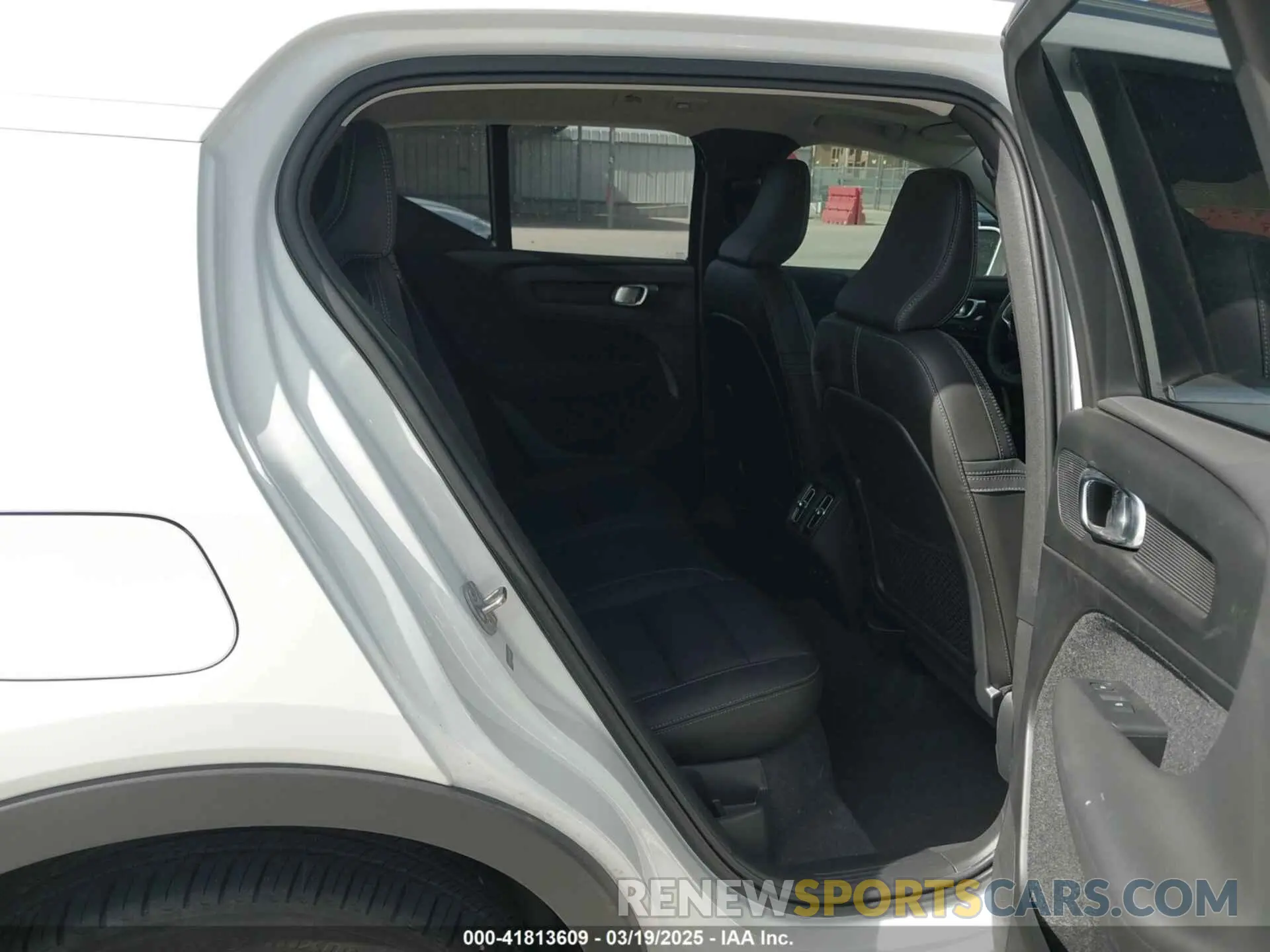 8 Фотография поврежденного автомобиля YV4L12UK5R2226924 VOLVO XC40 2024