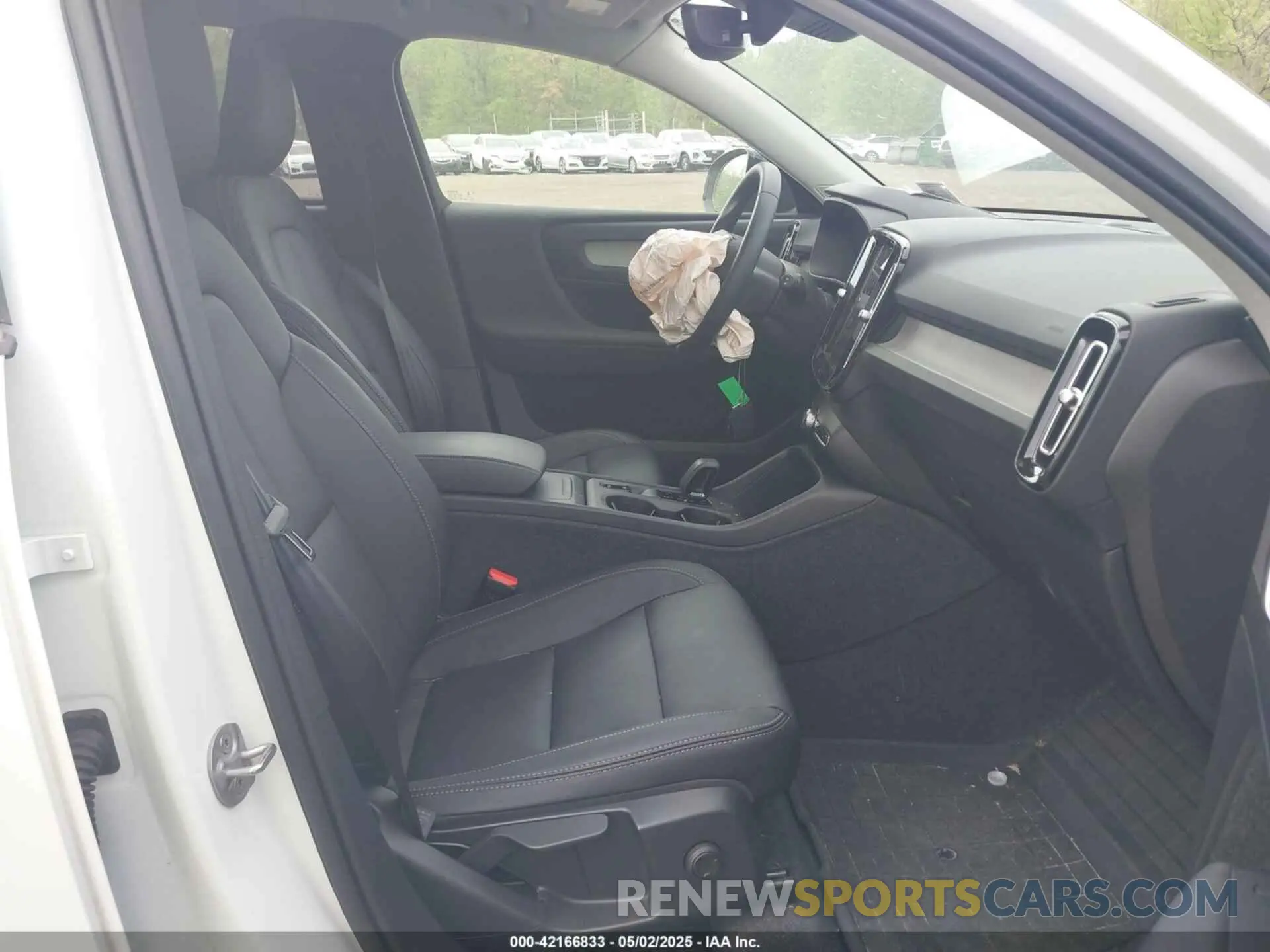5 Photograph of a damaged car YV4L12UKXR2216003 VOLVO XC40 2024