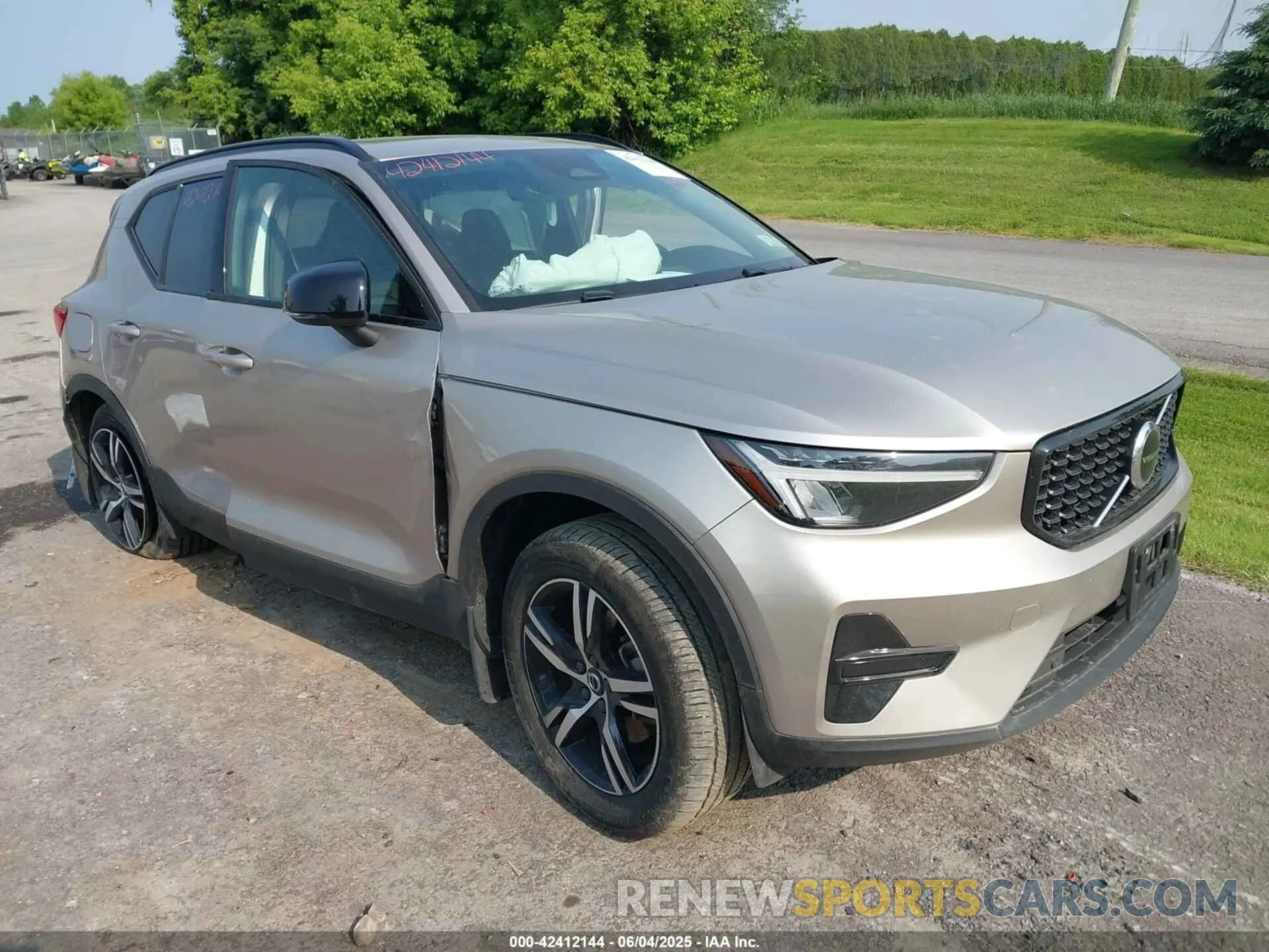 1 Photograph of a damaged car YV4L12UKXR2222285 VOLVO XC40 2024
