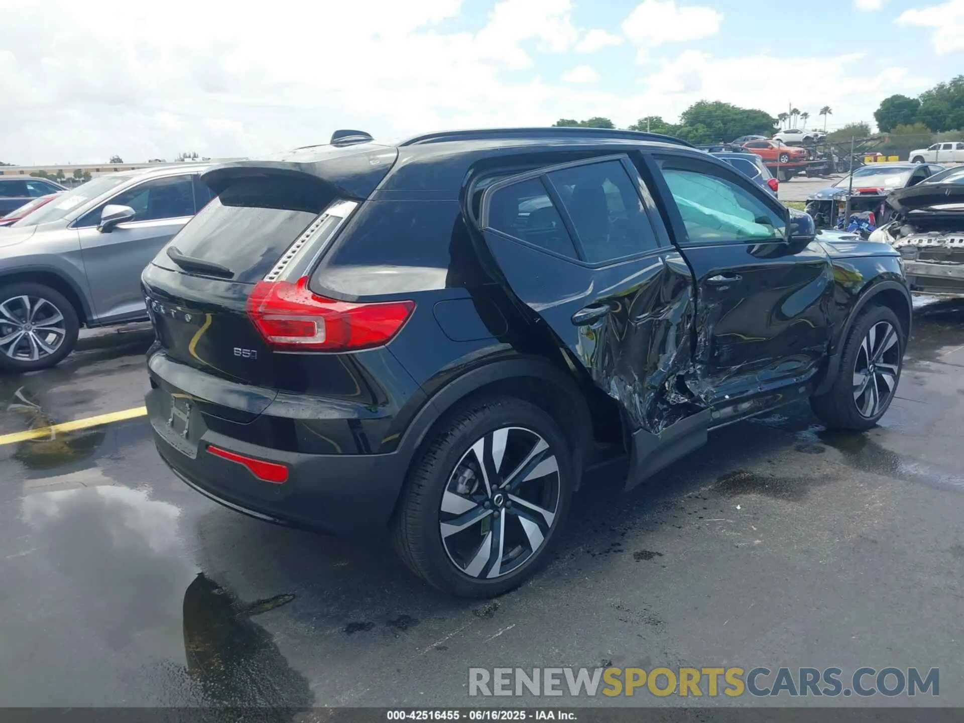 4 Photograph of a damaged car YV4L12UL5R2308371 VOLVO XC40 2024