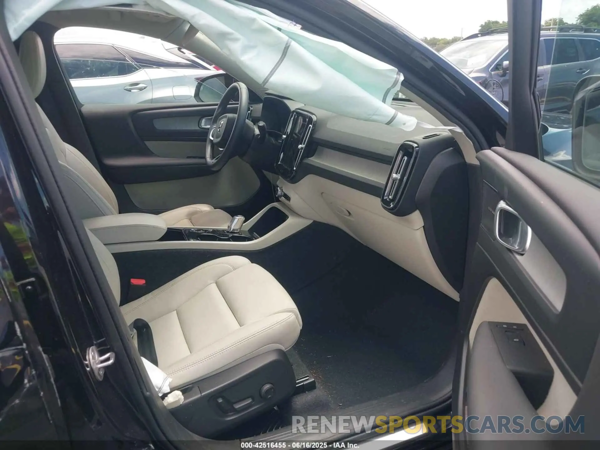 5 Photograph of a damaged car YV4L12UL5R2308371 VOLVO XC40 2024