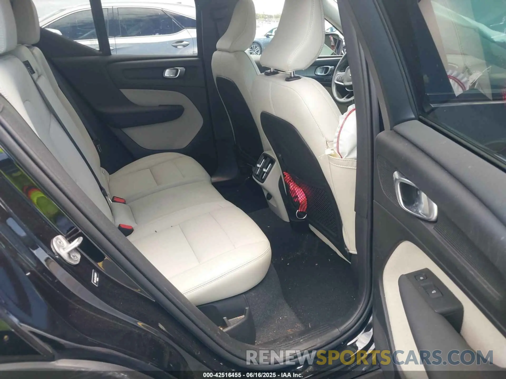 8 Photograph of a damaged car YV4L12UL5R2308371 VOLVO XC40 2024