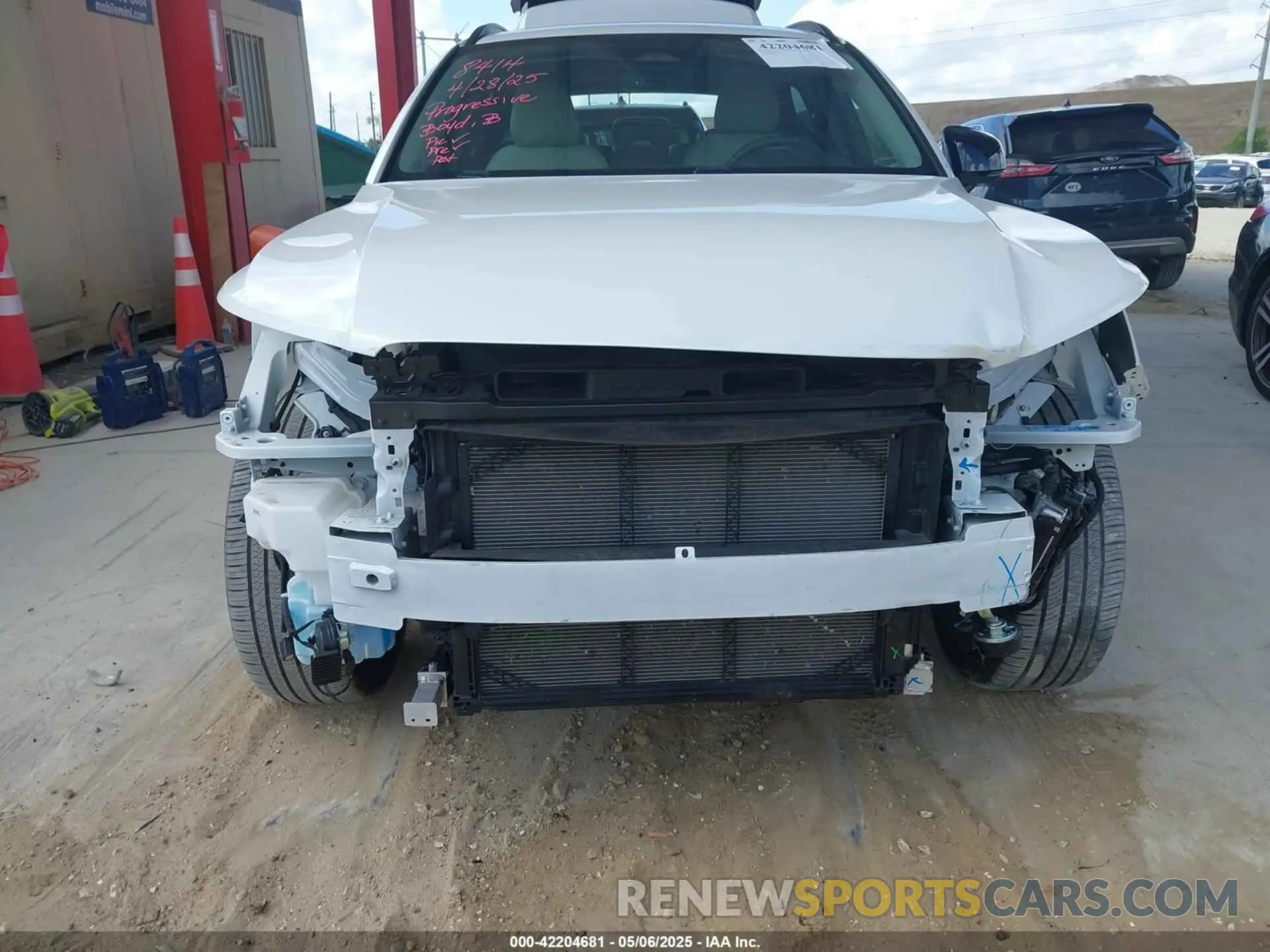 6 Photograph of a damaged car YV4L12UL7R2215271 VOLVO XC40 2024